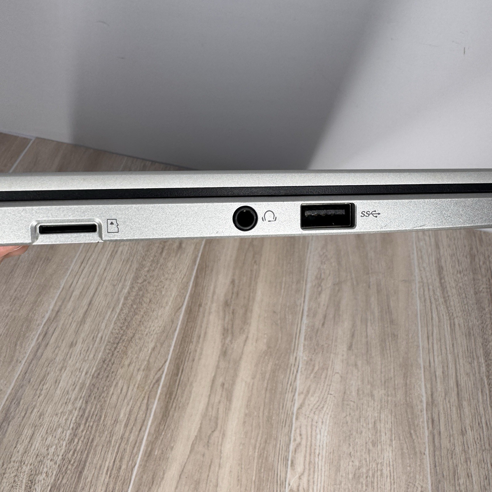 ASUS Chromebook C423NA 14 Laptop Silver 4GB RAM 32GB SSD WiFi Ready