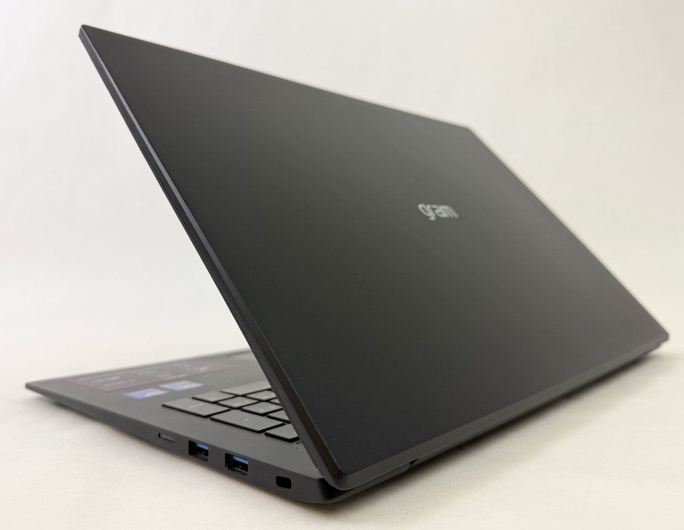 LG Gram 17Z90TL-H.AUB8U3 17″ 2560×1600 Touch Ultra 9 288V 32GB RAM 1TB SSD W11P