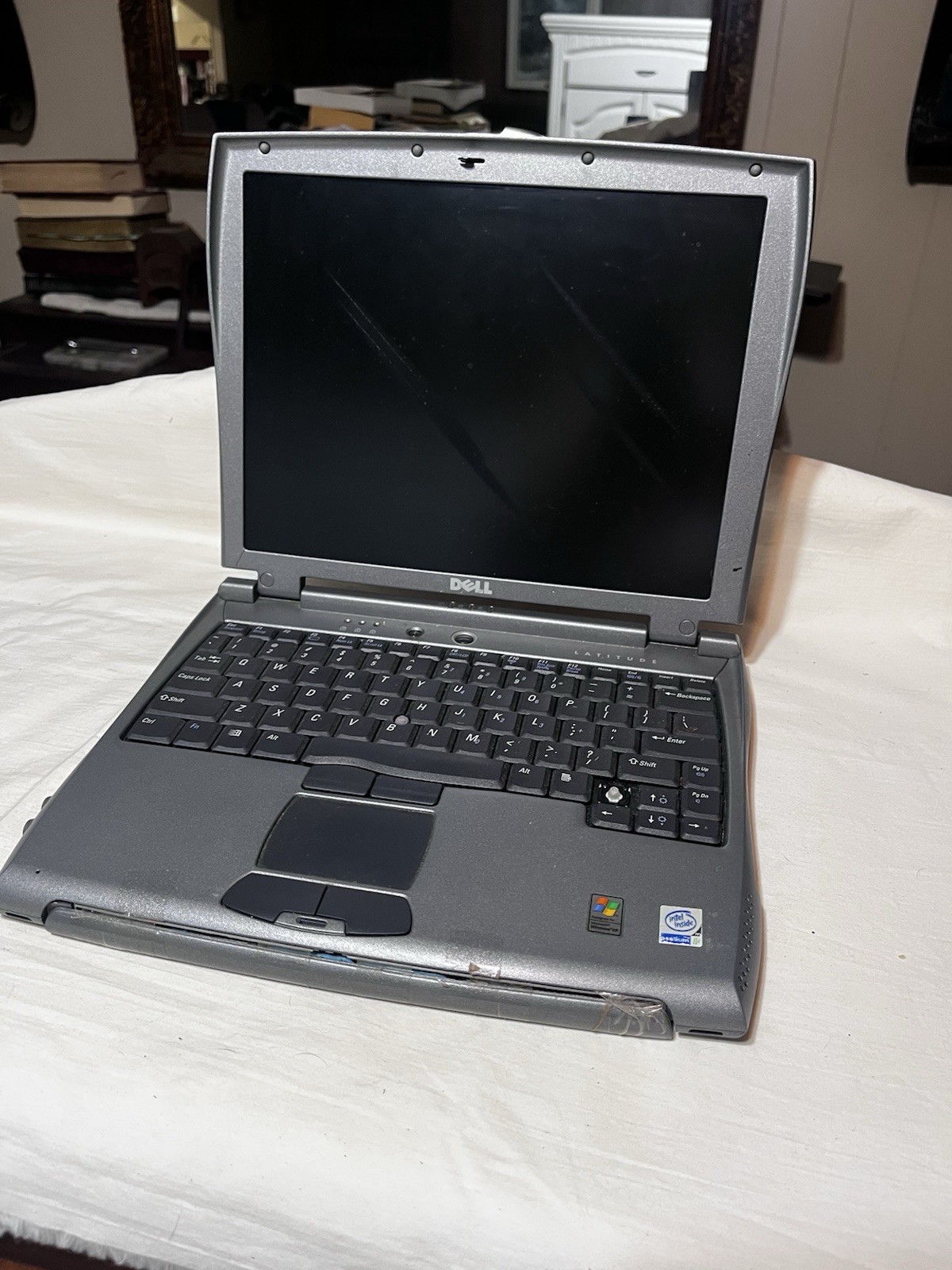 Dell Latitude C400 12″ Laptop Windows XP Pro Pentium M 512MB HDD Gray FOR PARTS