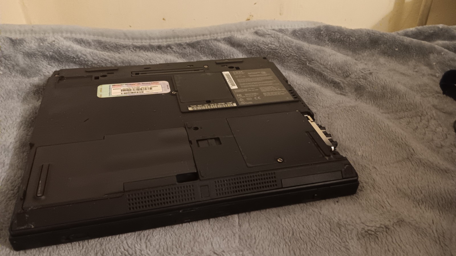 Vintage IBM Thinkpad T21 L aptop Intel P3 @ 800 MHz 256 MB of ram IBM Type 2647