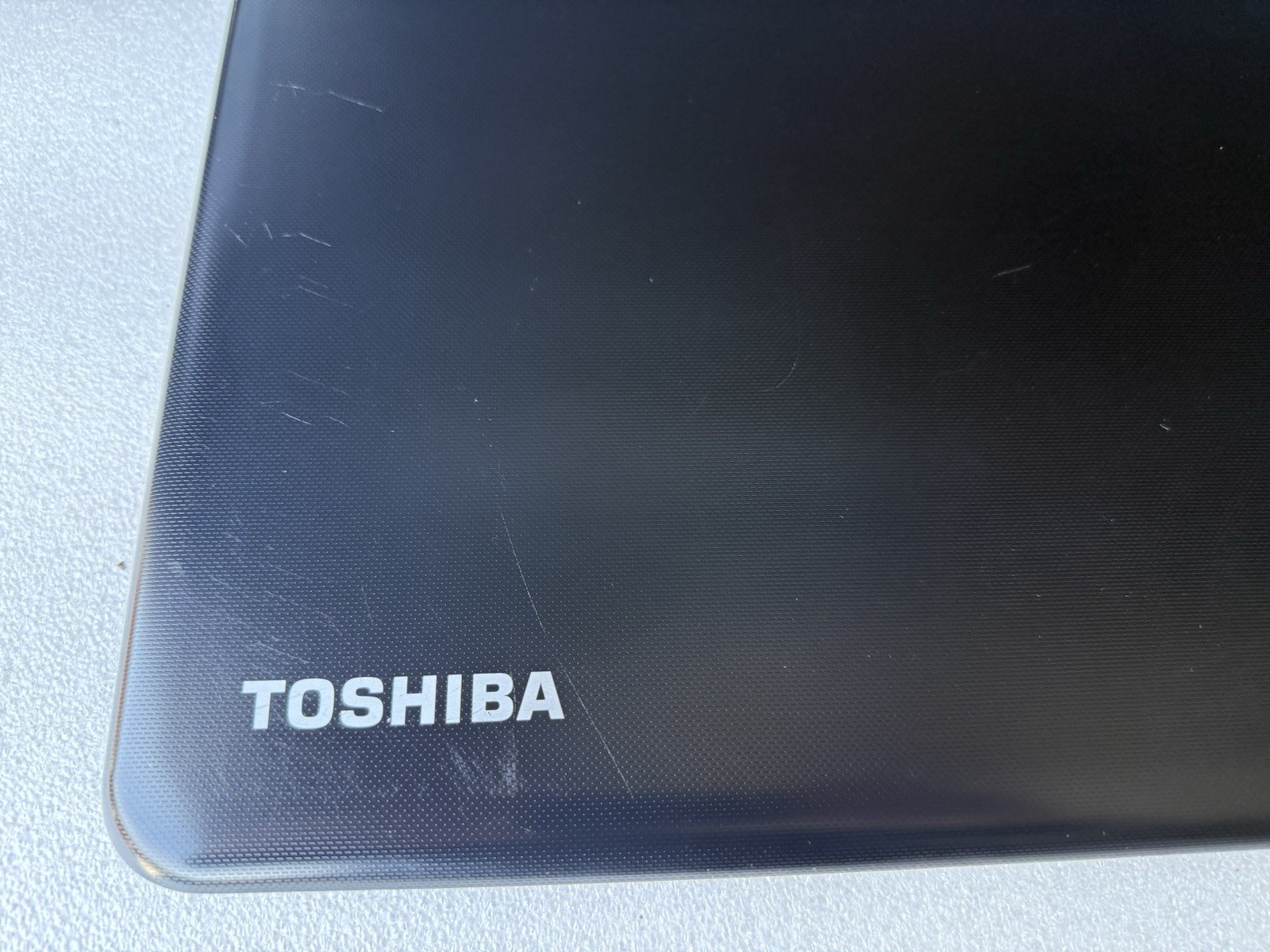 TOSHIBA SATELLITE C75D-B7300 AMD A8-6410 APU 2.00GHZ 6GB RAM 750GB HDD (No OS)