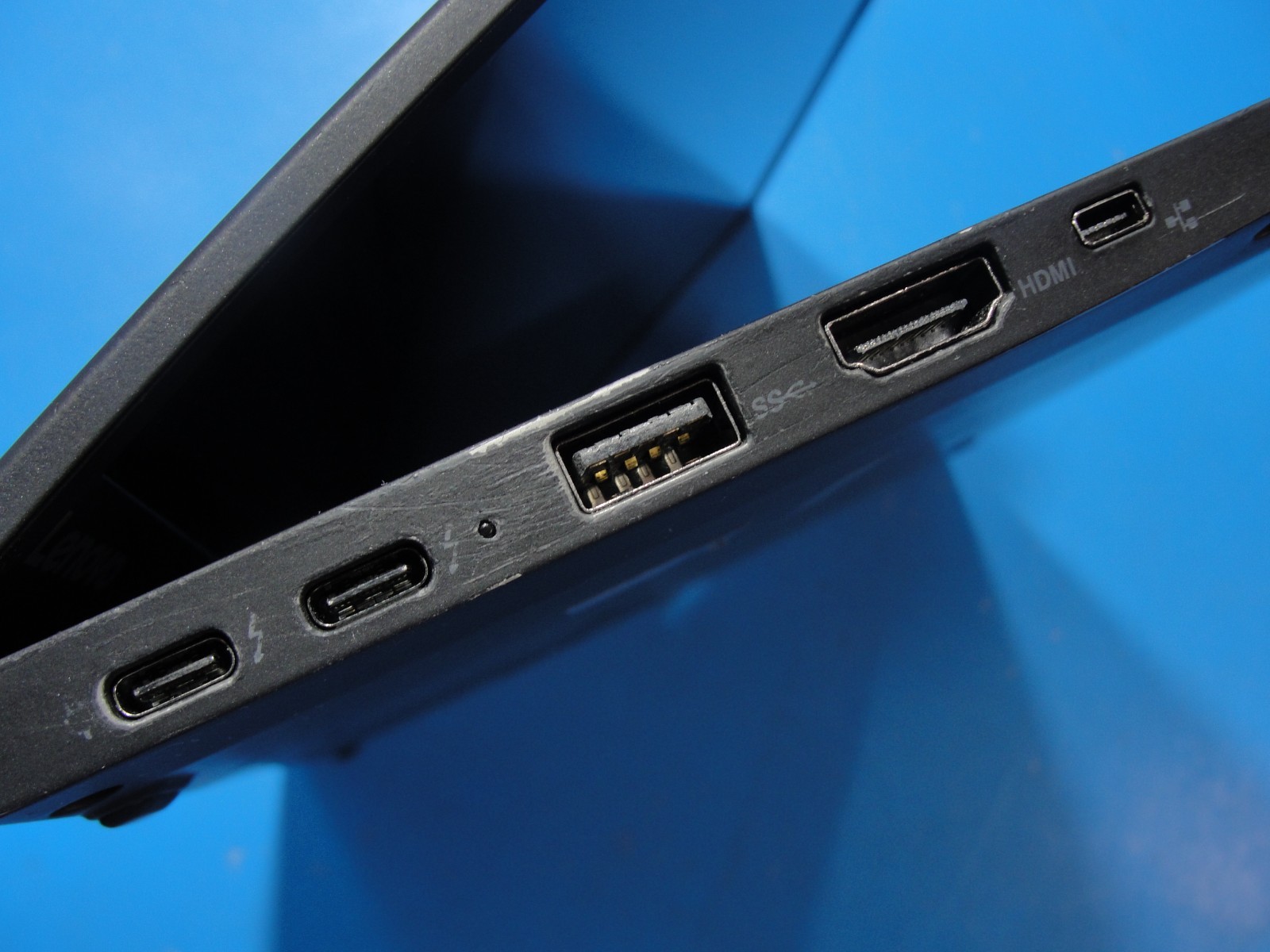Lenovo ThinkPad X1 Carbon Gen 5 14″WQHD Core i7-7600U 2.8GHz 16GB RAM 1TB SSD+PA