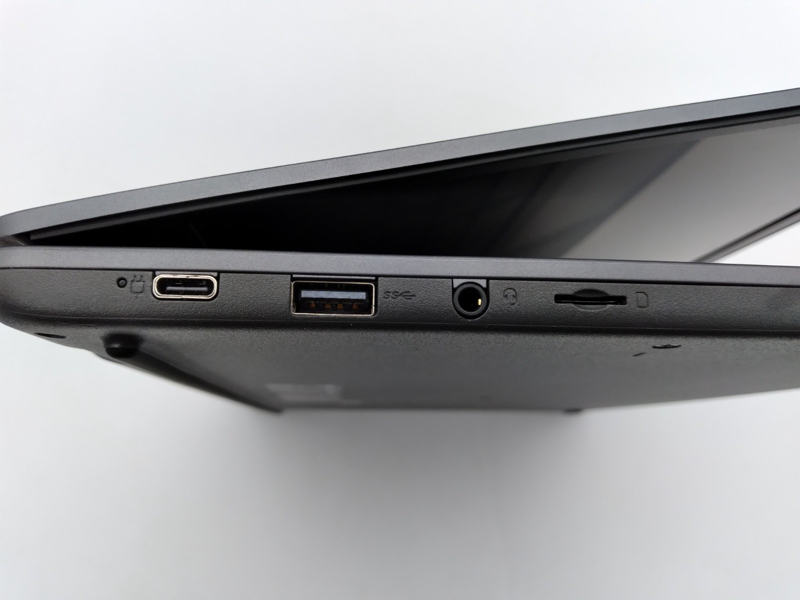 Lenovo 14e Chromebook Gen 2 14″ Touchscreen AMD 3015Ce, 4GB RAM, 32GB EMMC