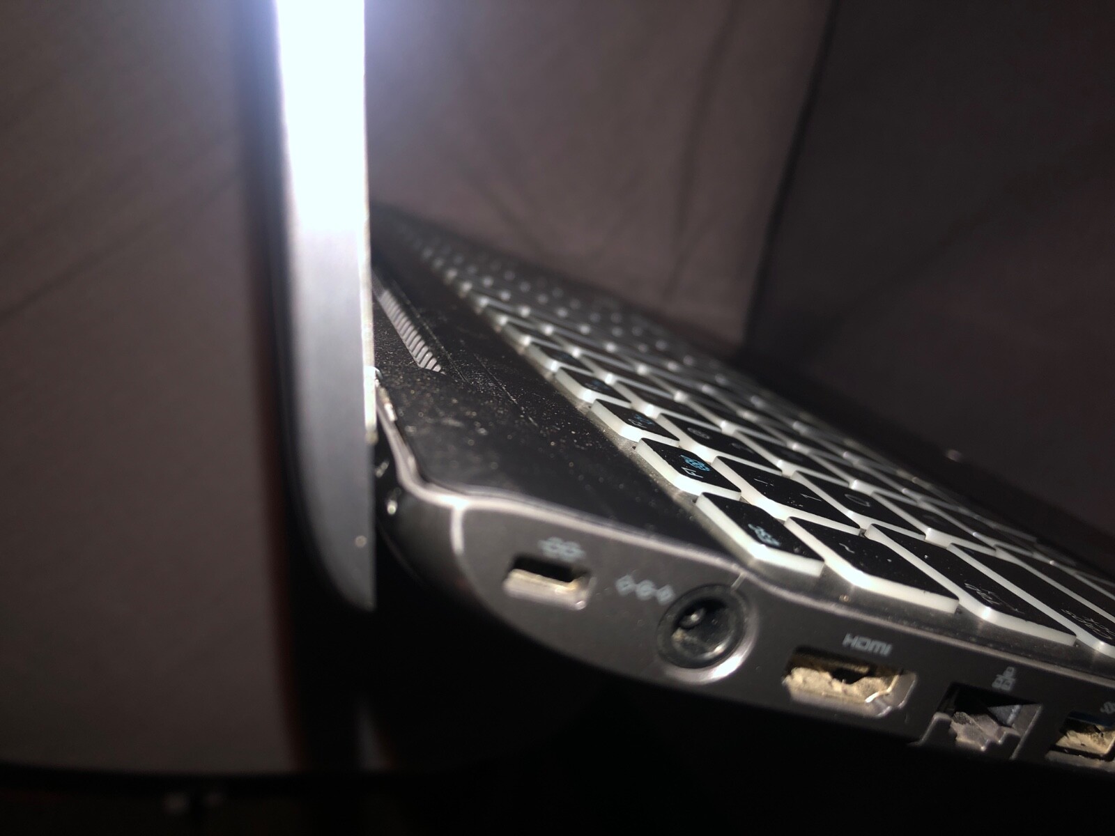 samsung laptop, ok condition it’s a little broke on the side idk what model 