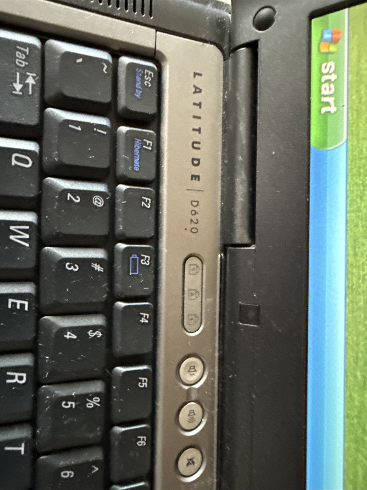 Dell Latitude 14in. (60GB, 1.83GHz, 1GB) Notebook/Laptop – Gray – D620 No Cords
