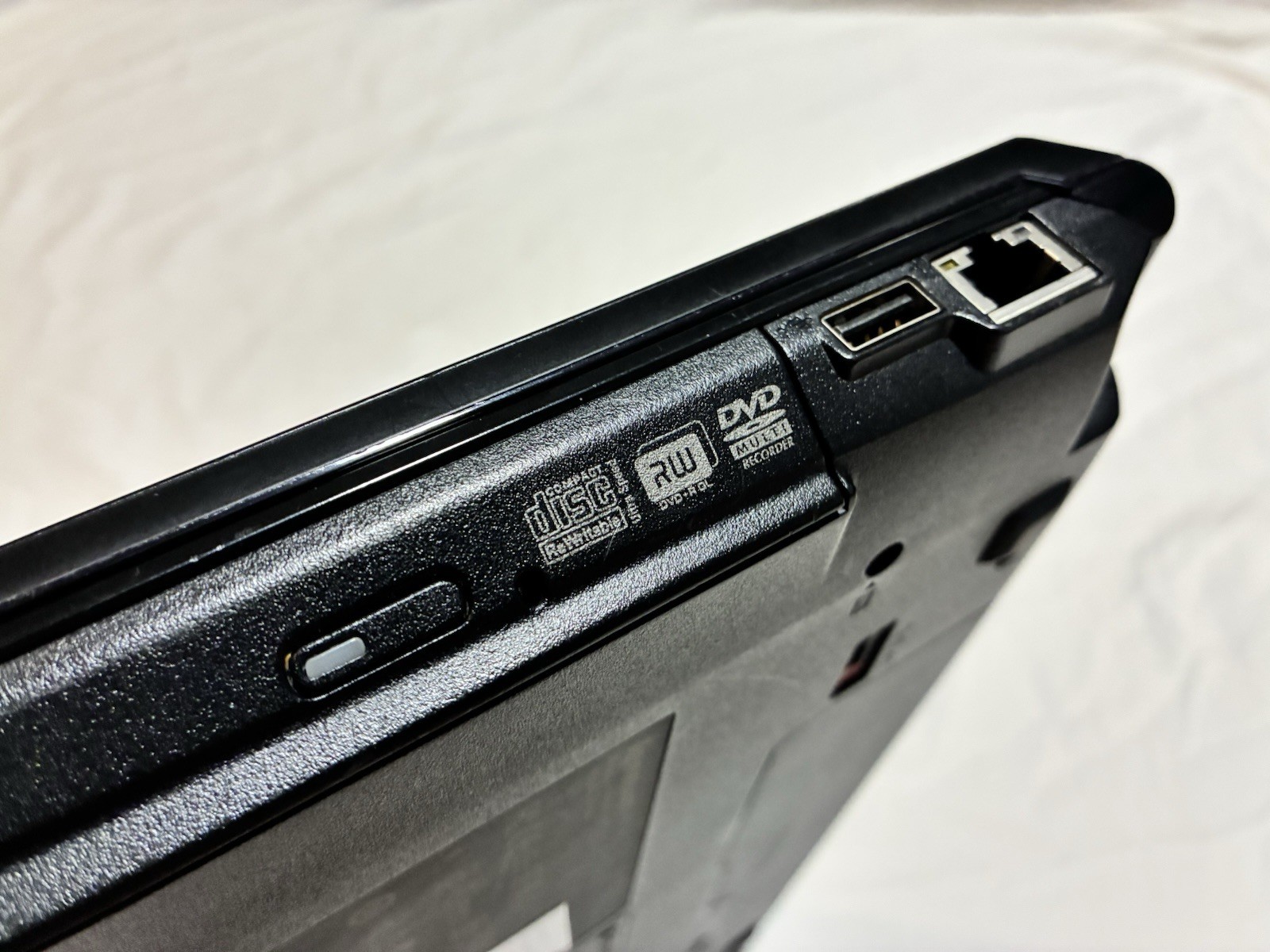 Lenovo B570 15.6″ Core i3-2310M 2.10GHz 4GB 500GB Samsung SSD DVD HDMI VGA AC