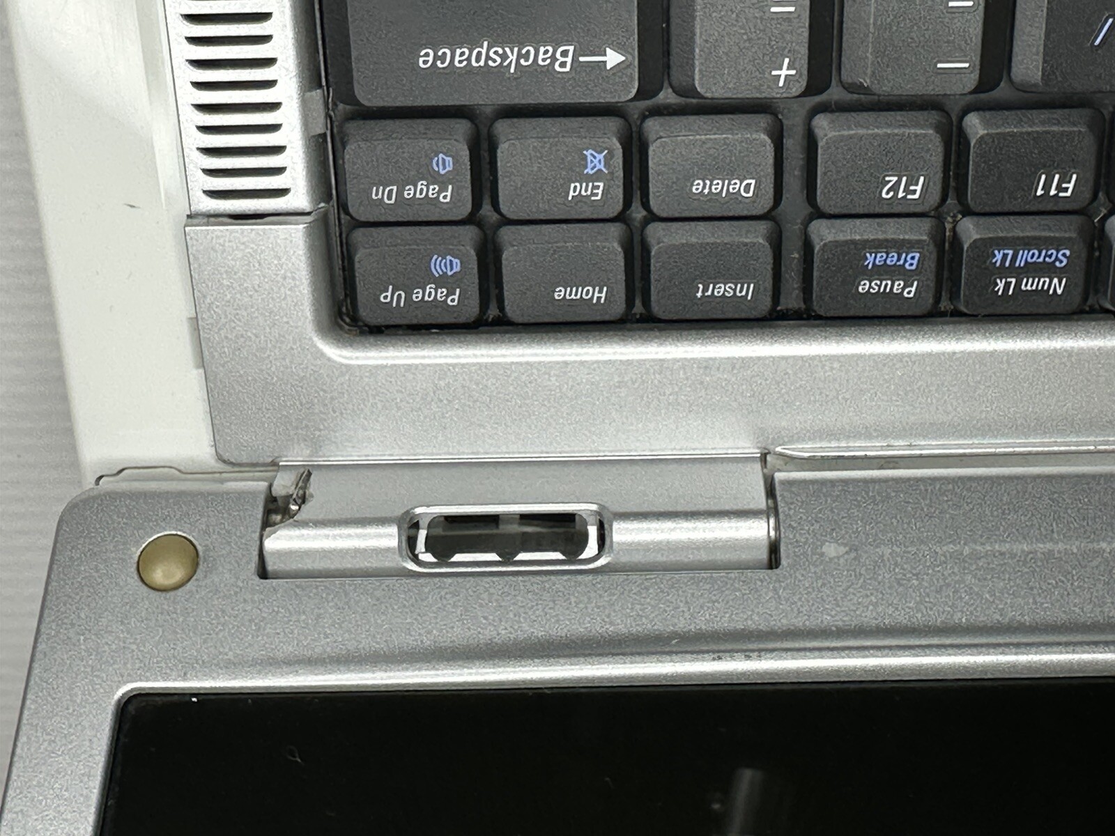 Dell Inspiron Laptop 1501 AMD ATHLON 64×2 2GB RAM 120GB HDD For Parts Repair