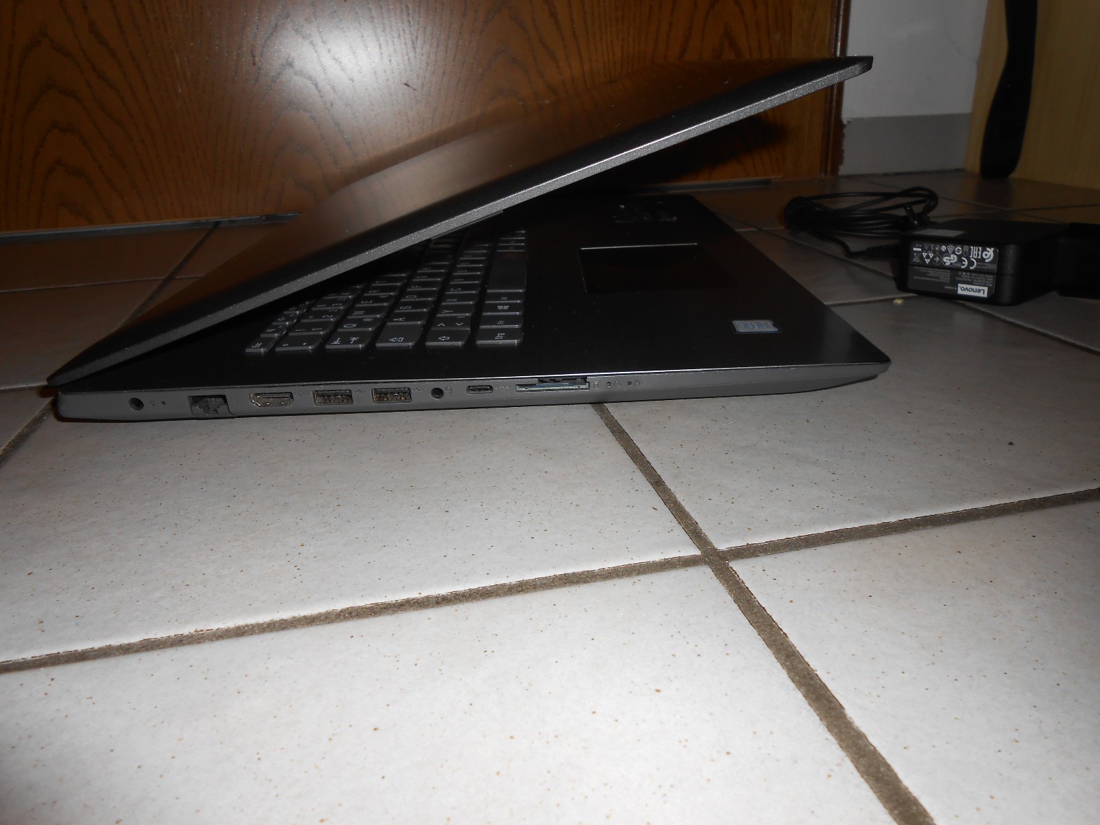 Lenovo V320-17IKP Intel Core i5-8250U 4x 1.6GHz, 8GB, 240GB SSD, Linux Laptop