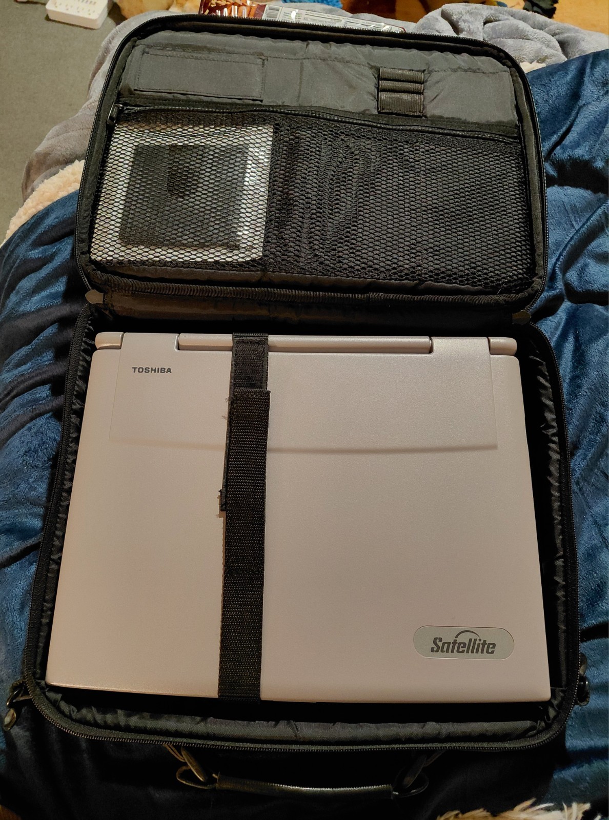Vintage Toshiba Satellite 220CS/1.4GB TESTED! Win 95 German With Charger & Case