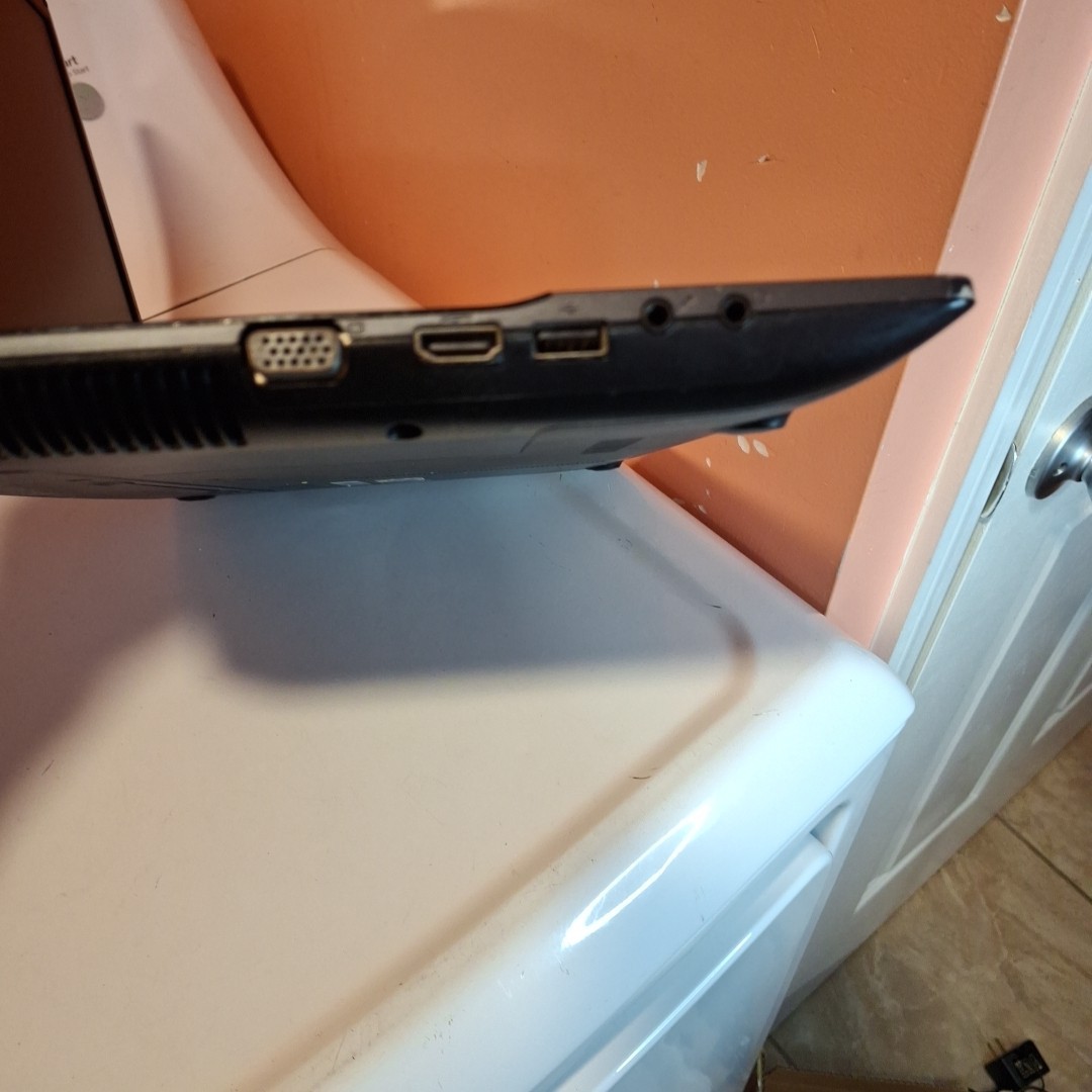 Samsung NP300E5C-A07US Laptop 15.6″ LCD Core i3-2370M HDMI USB 4GB RAM For Parts
