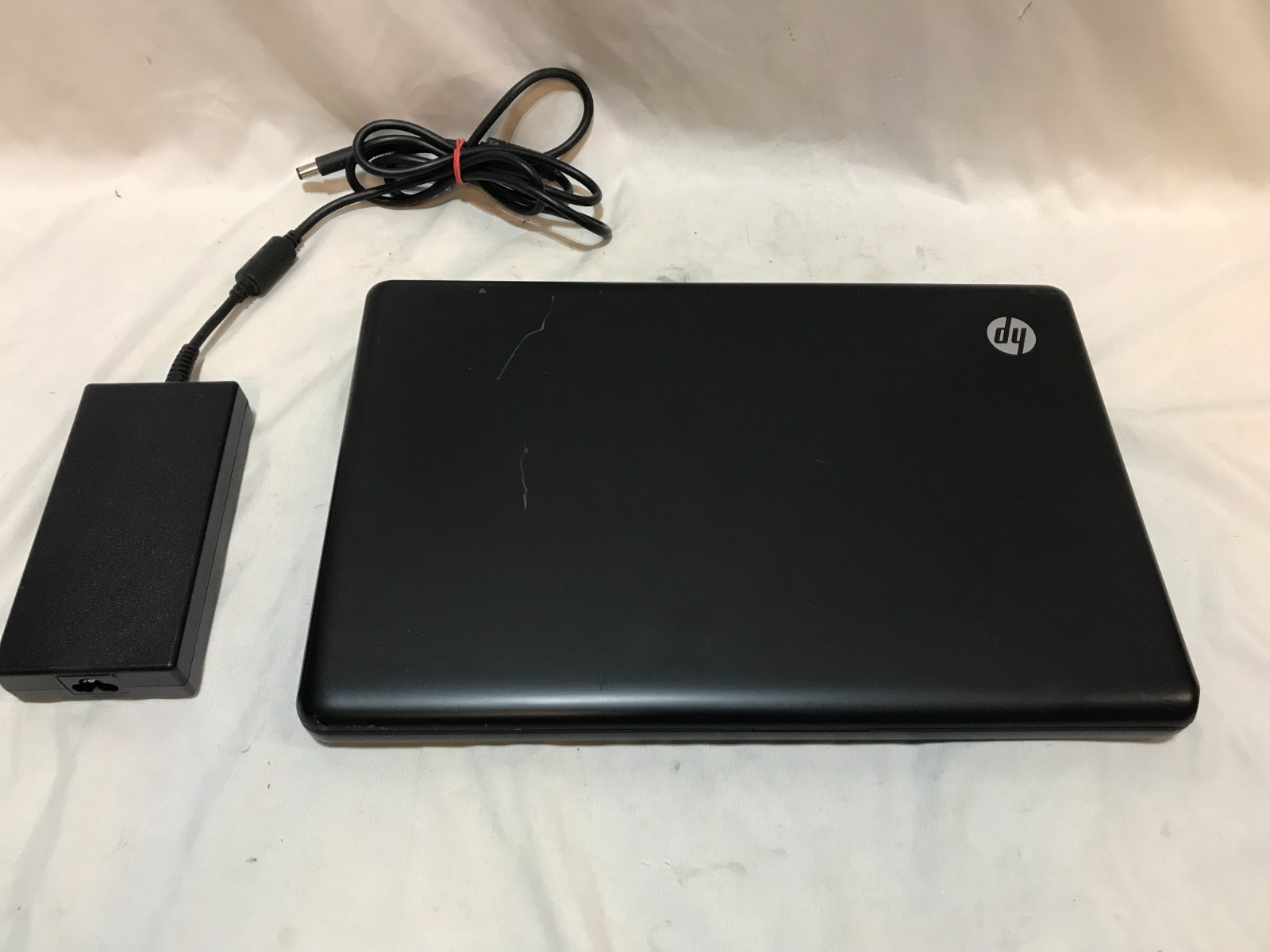 HP 2000 Notebook Laptop AMD E-350 3GB Serial Windows XP Charger 320gb / 16″