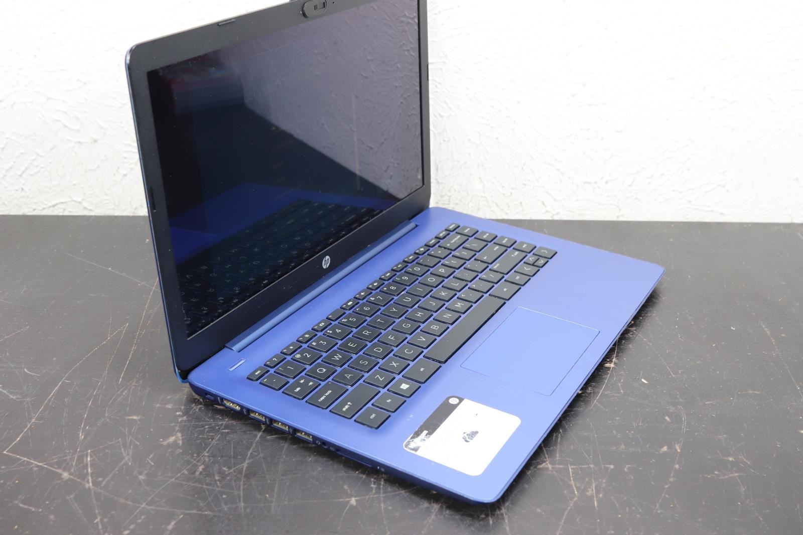 HP Stream 14-DS0035NR 14″ AMD A4-9120e 1.50GHz 4GB RAM 64 GB SSD Windows 10