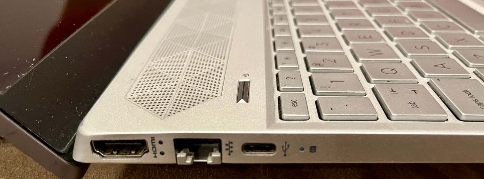 HP Pavilion 15-cs1065cl Laptop Powers On Broken Hinges Parts or Repair