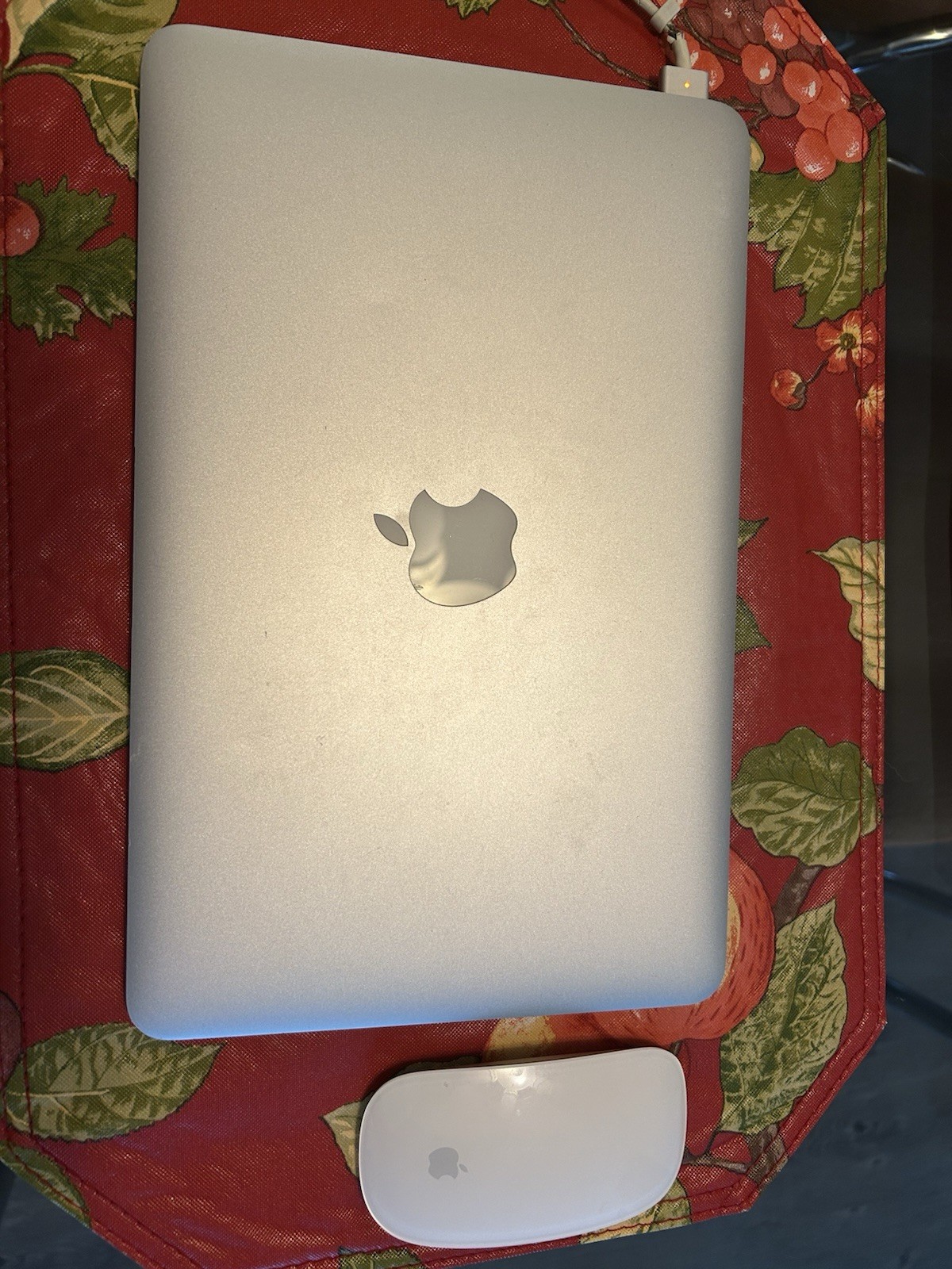 Mac Book Air 12” Silver 2012 For Parts With Charger And Wireless Mouse