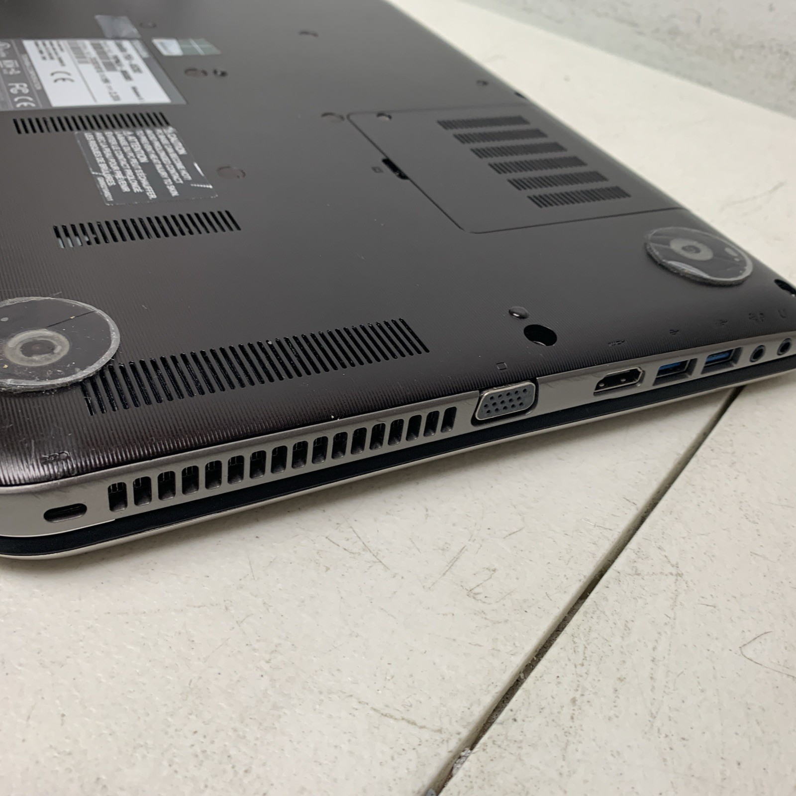 TOSHIBA SATELLITE P55T -A Touch I5 – 4200u 2GB RAM 120gb SSD wind 10 H Need Bate
