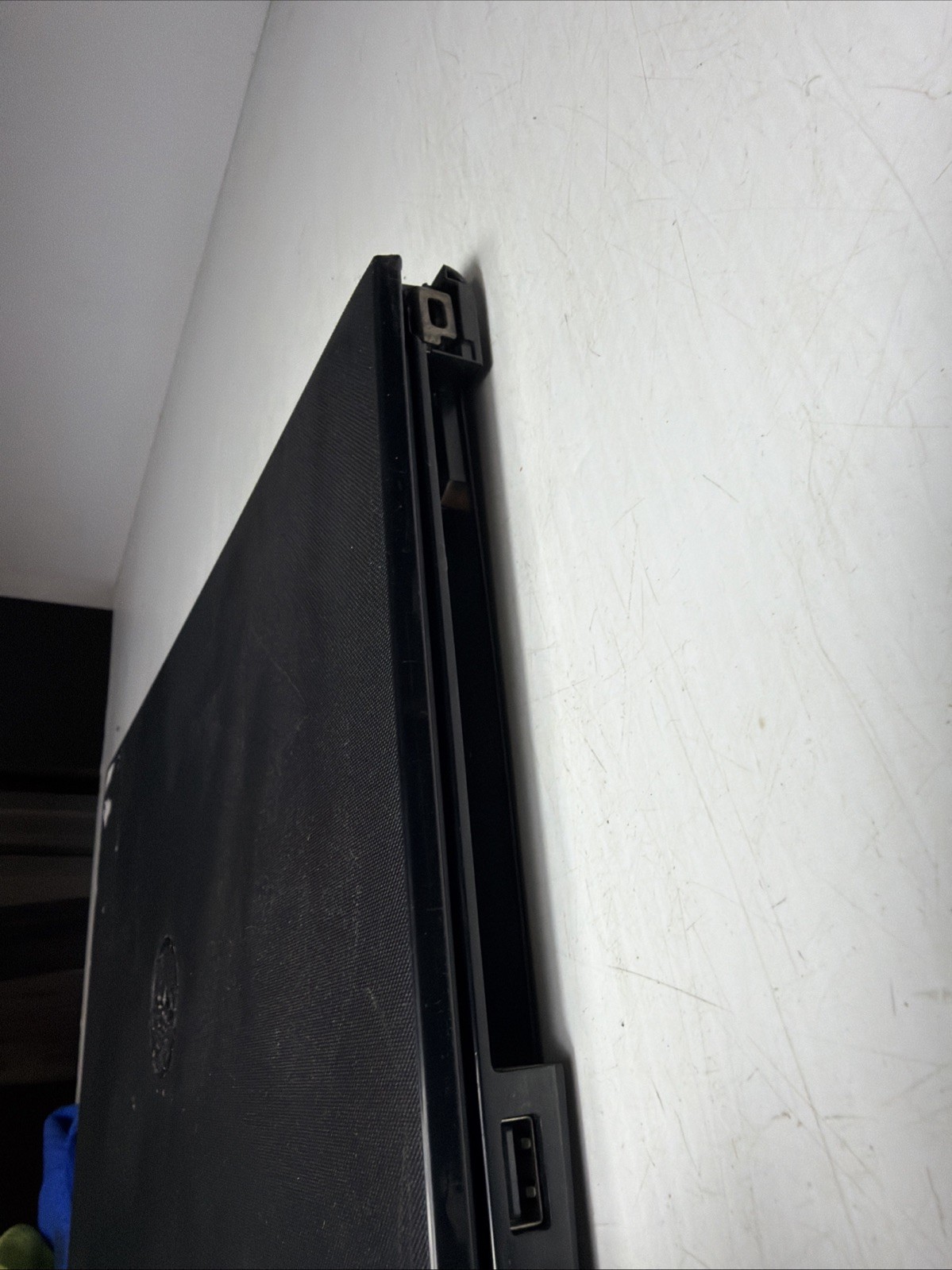 Dell Inspiron 3558 15″ Laptop i3-5015u 4gb Ram No Drives Boots Bios