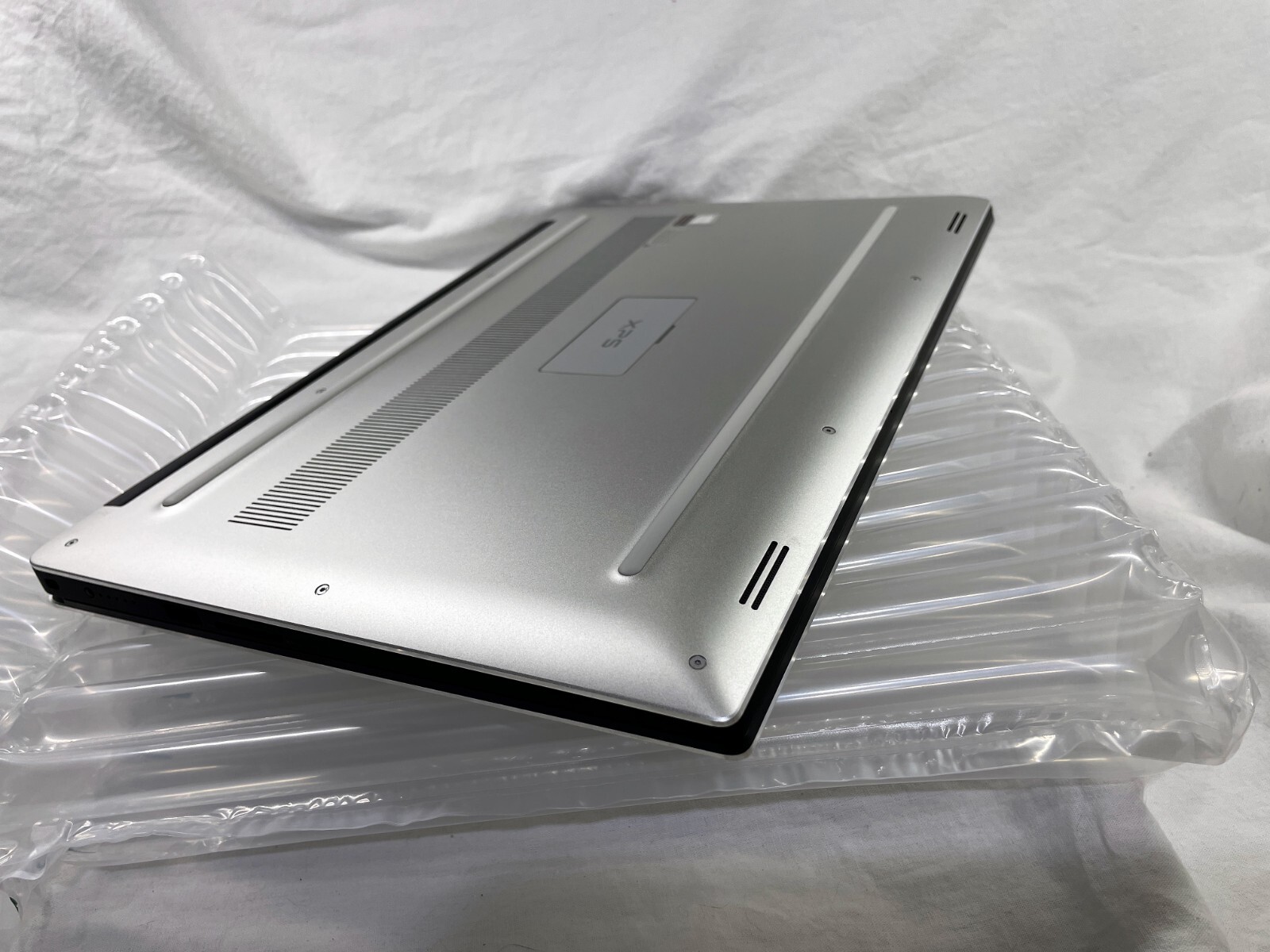 Dell XPS 15 7590 | i9-9980HK 2.4GHz | 4K OLED | 2TB | 32GB | Grade A