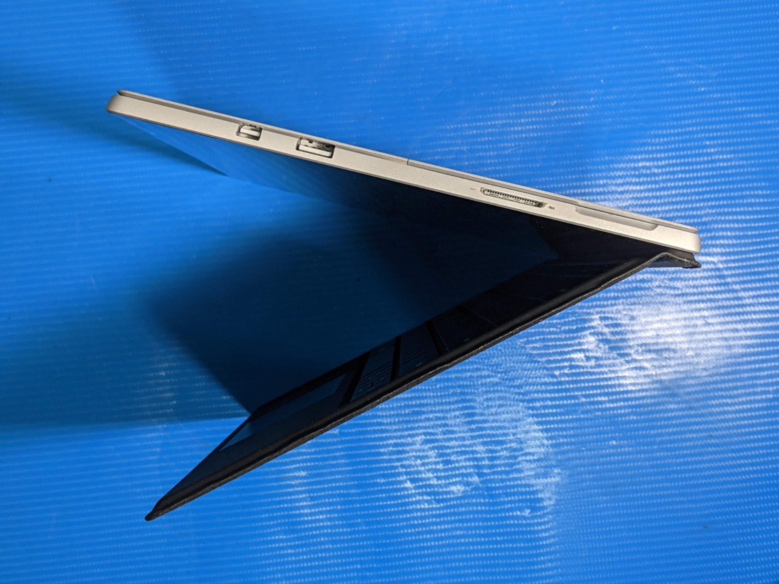 MS Surface Pro 1796 12.3″ 2736×1824 TOUCH i5-7th Gen 2.6GHz 4GB 128GB SSD AS-IS