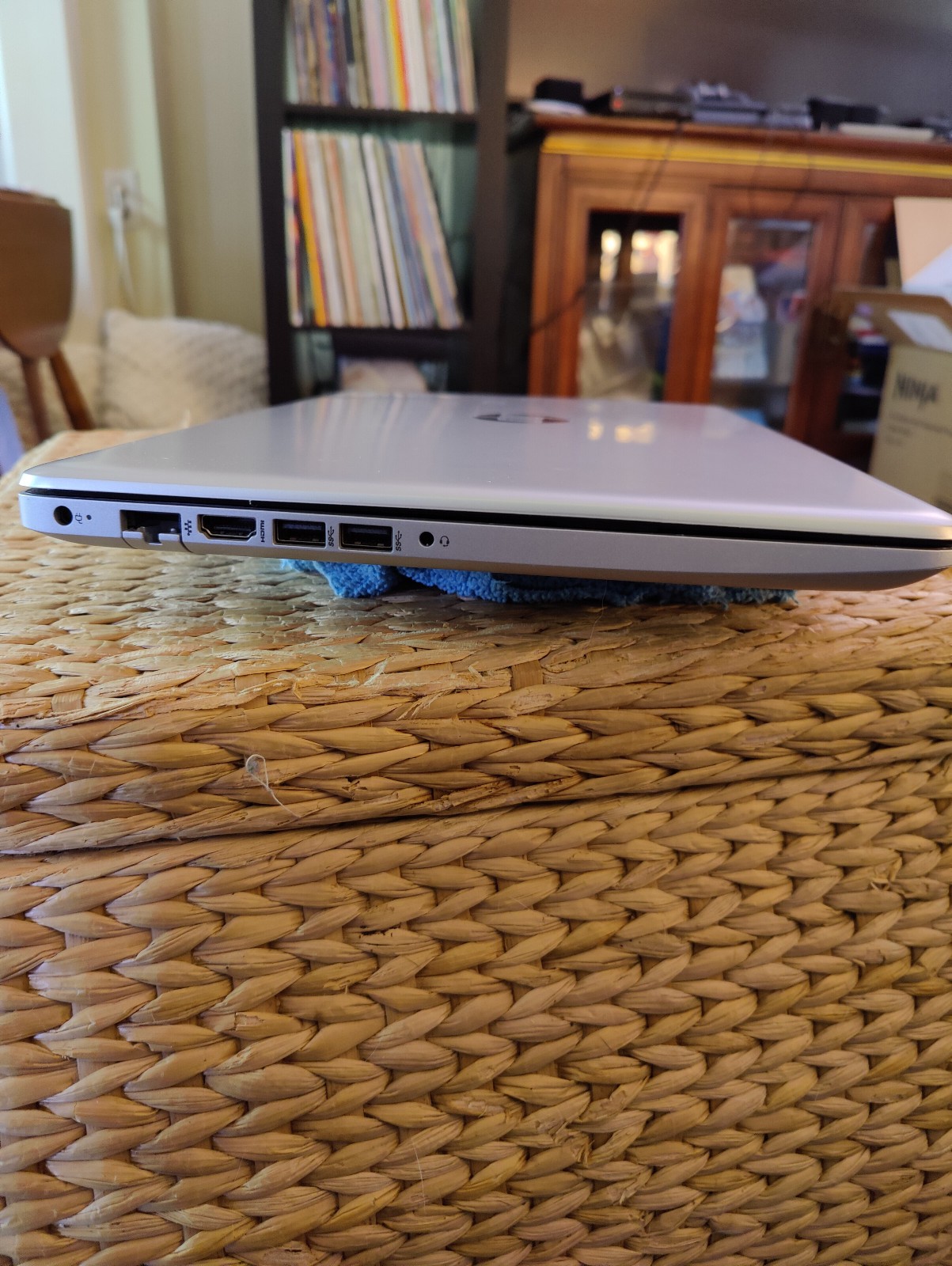 HP 15-da0073ms 15.6 in HD 200GB HD 8 GB RAM Laptop – Silver