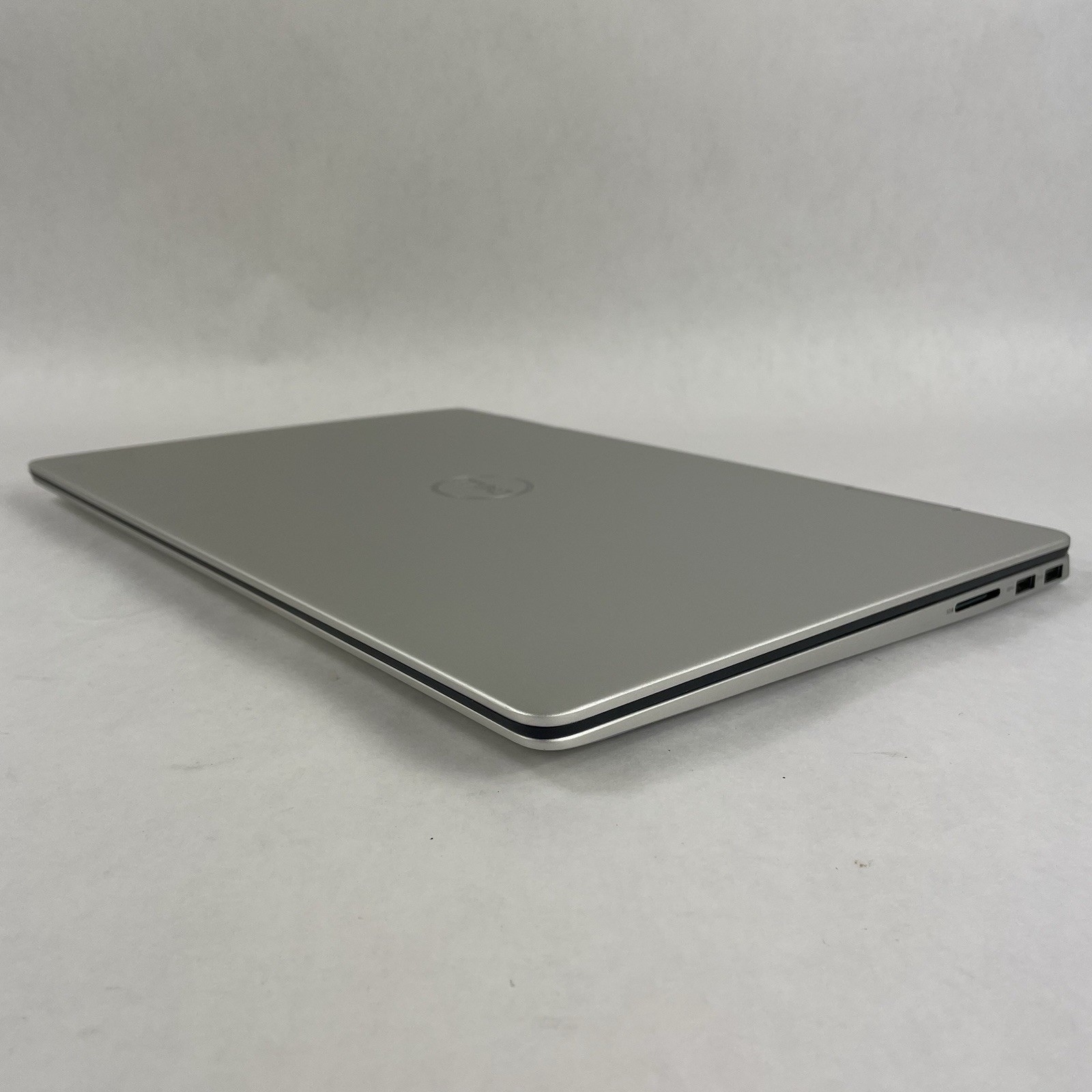 Dell Inspiron 7586 15.6″ i5-8265U 1.60 GHz 8 GB RAM No SSD/OS/AC/Batt