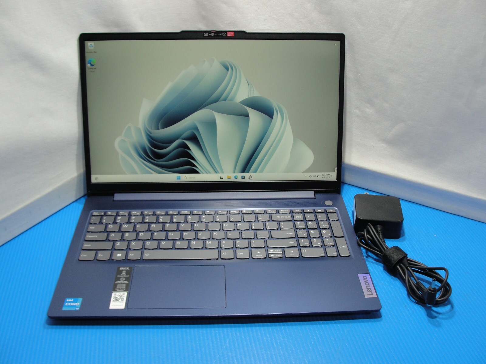 Lenovo IdeaPad Slim 3 15IRU8 15.6”FHD TOUCH Core i3-1315U 1.2GHz 8GB SSD 256GB