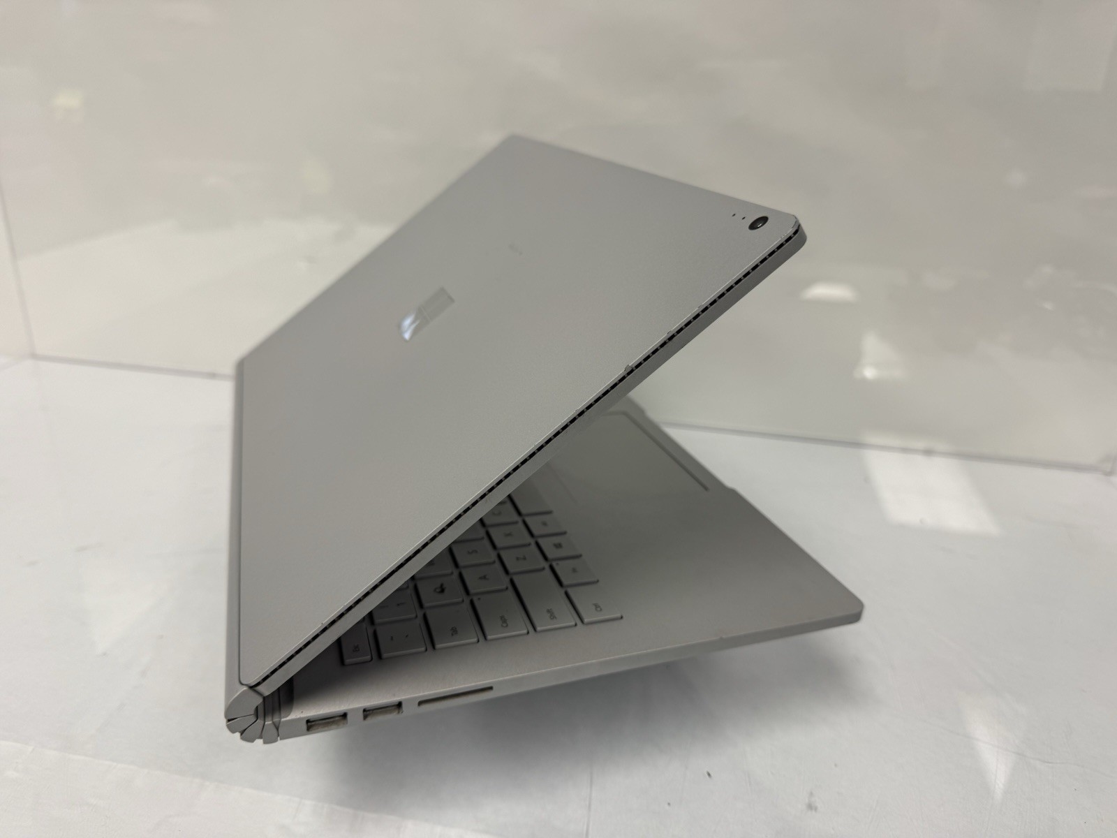 Microsoft Surface Book 1st Gen. 13.5″ Intel i5-6300U @2.40GHz 8GB Ram 256GB SSD