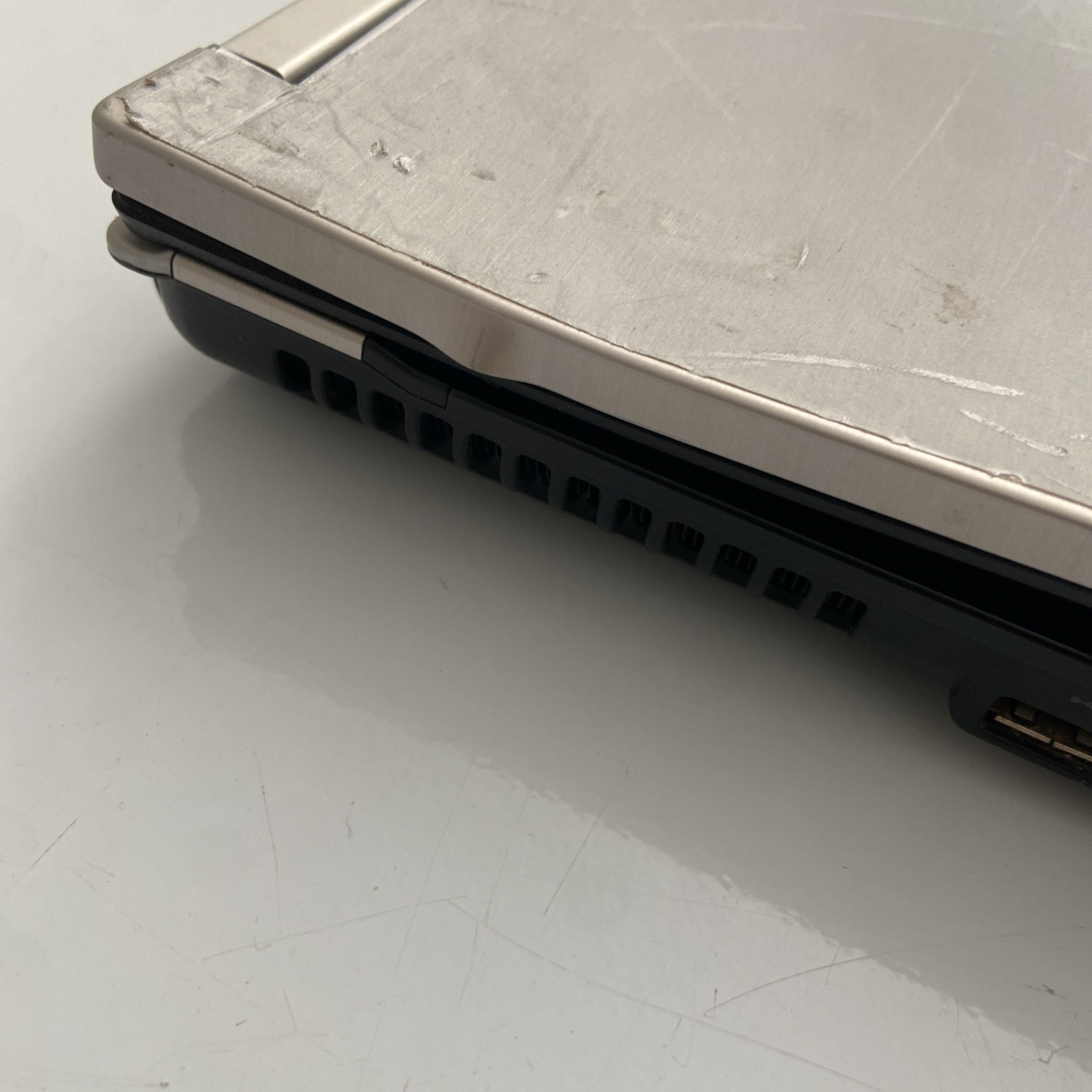 HP EliteBook 8440P Intel i5-M520 2.4GHz 4GB 160GB HD NO COVER , NO BATTERY AS IS
