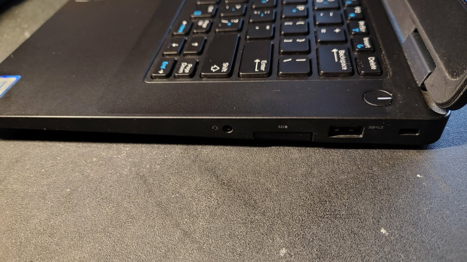 Dell Latitude e5470lm Linux Mint i3 6th 8GB 256GB SSD – NEW BATTERY