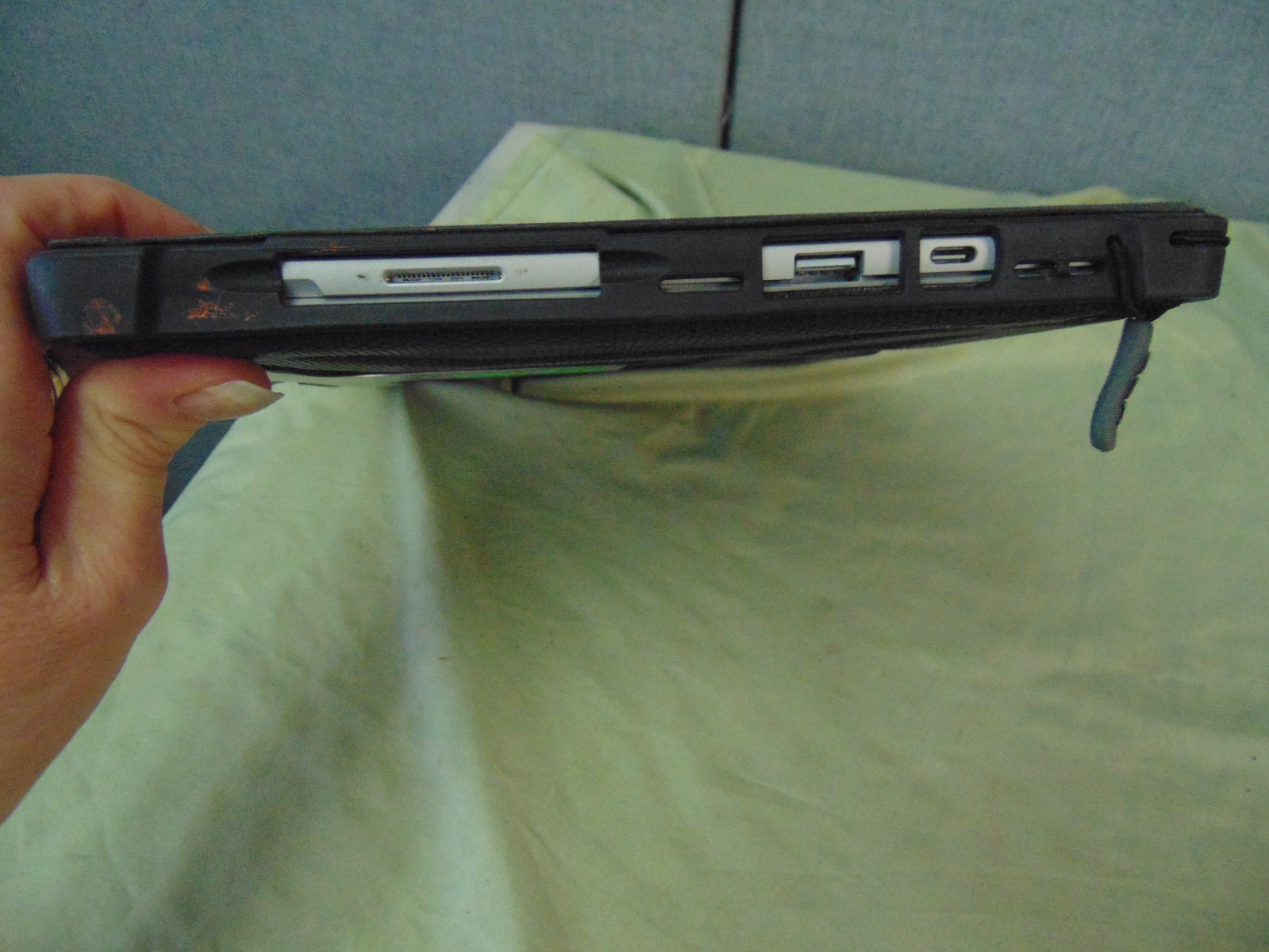 MICROSOFT SURFACE 1866 i5-1035G4@1.1GHz,8GB RAM,250GB SSD/Screen Issues /See PiC