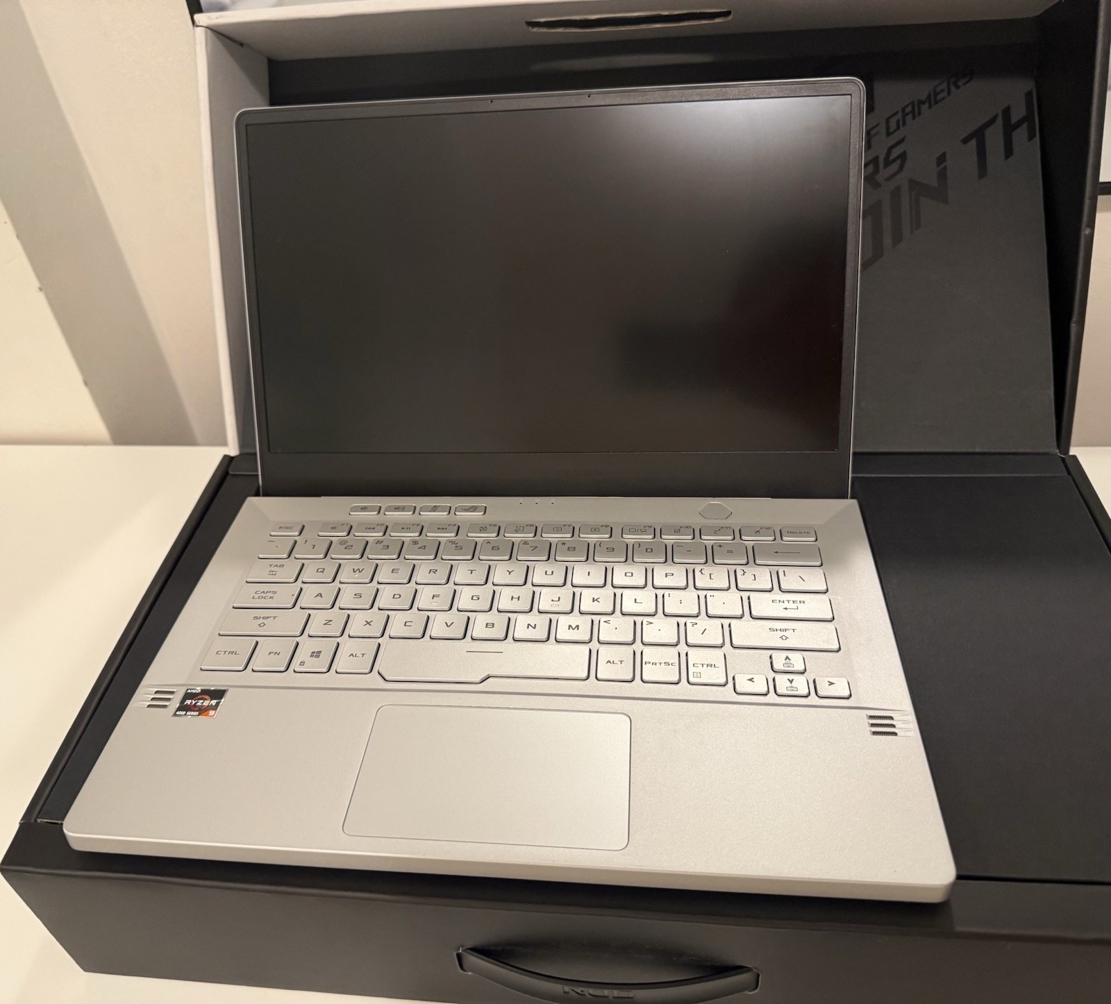ASUS ROG Zephyrus G14 GA401IV 14” Ryzen 9 4900HS RTX 2060 Max-Q 16GB 1TB SSD
