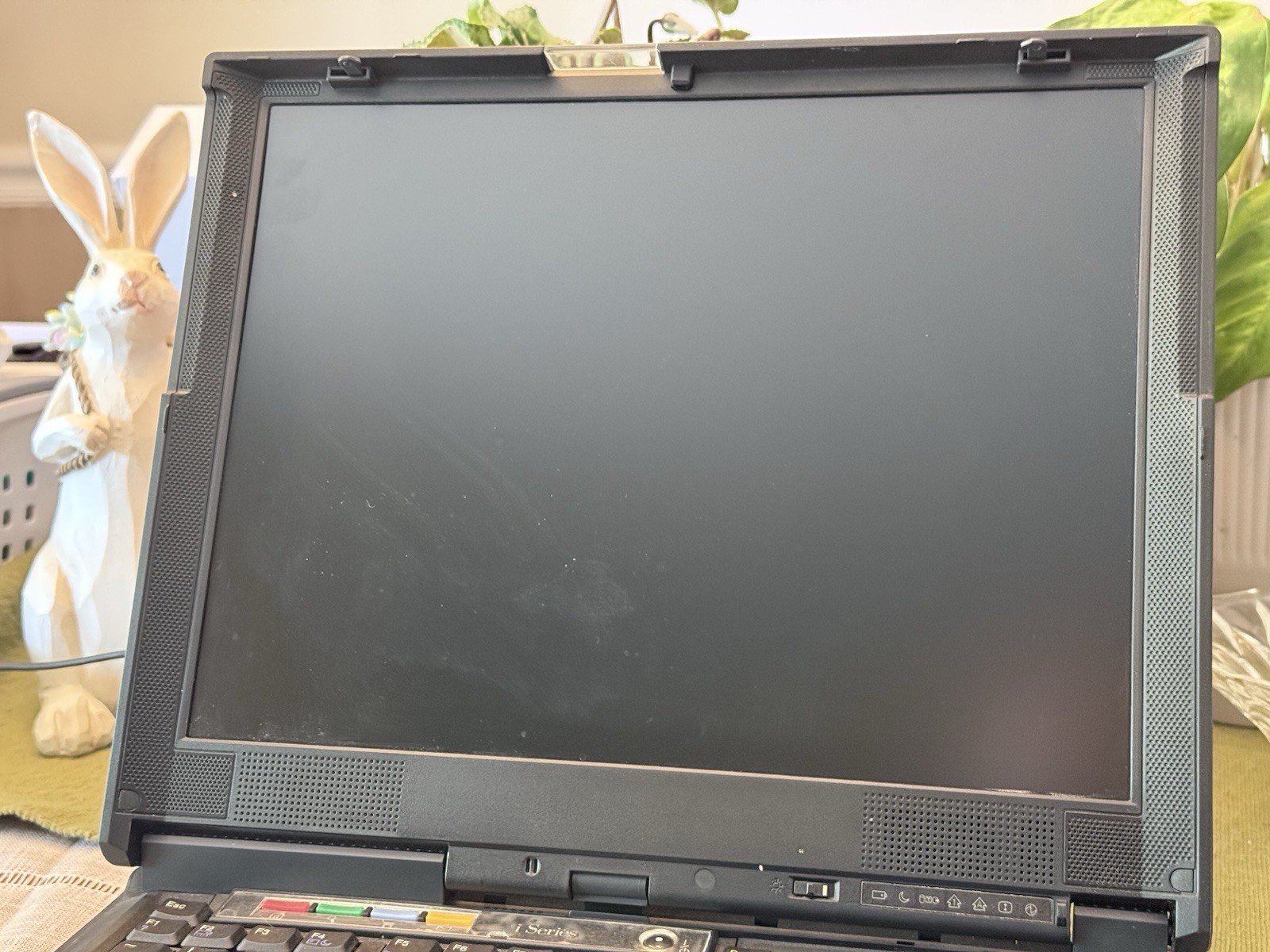 IBM ThinkPad i Series 2621-460 Laptop – Floppy, Serial, CD, BOOTS, BAD HDD