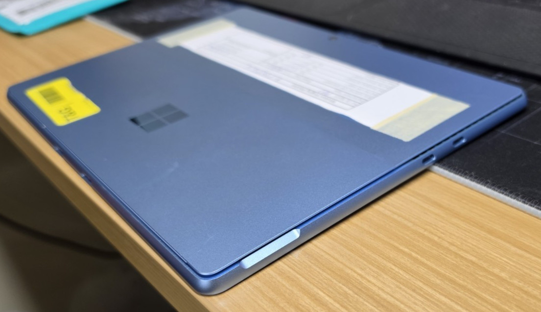 Microsoft Surface Pro 9 Core i5-1235U 8GB RAM 256GB SSD 13″ Touch Sapphire