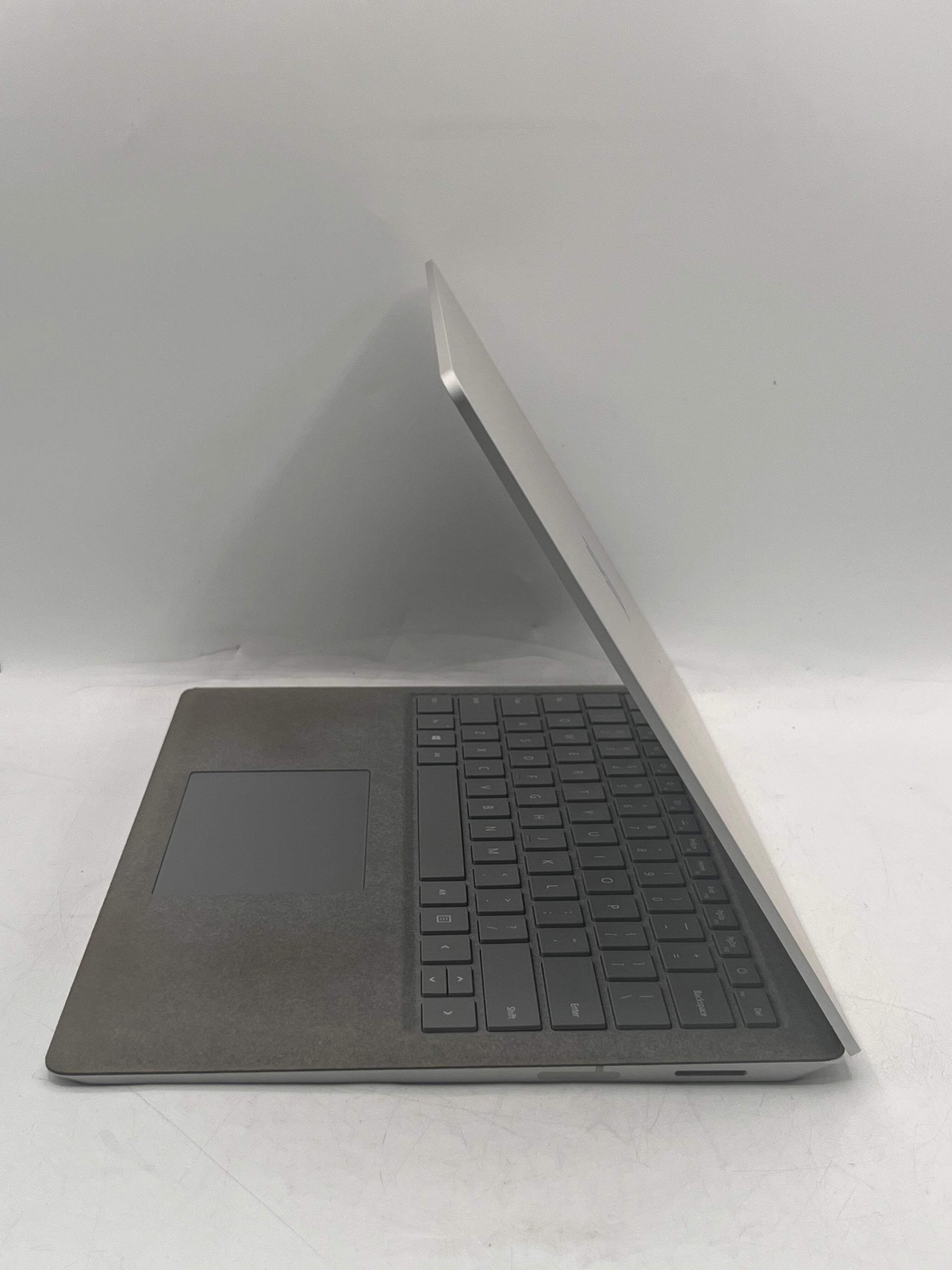 Microsoft 1769 Laptop Core i7-7660U 16GB 512GB 12″ w/ charger Silver
