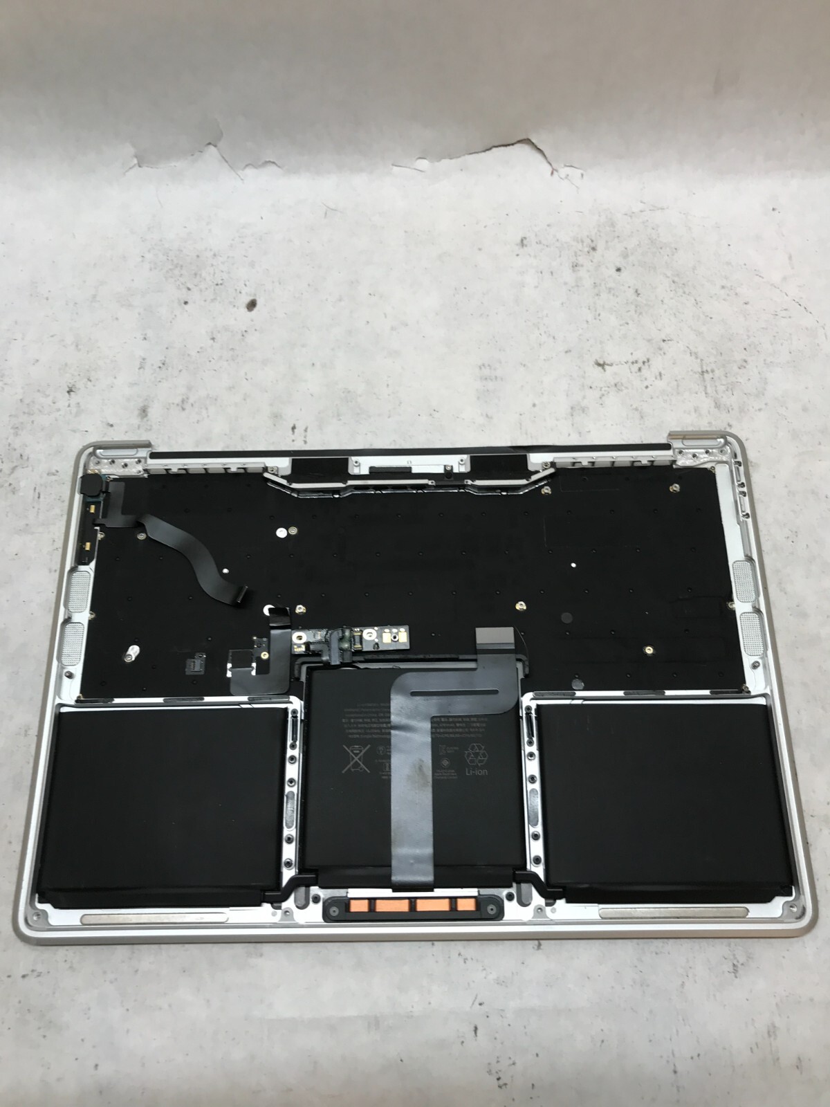 Apple MacBook Pro Touch/201 A1989 Palmrest NO MOTHERBOARD For Parts/Repair – -DW