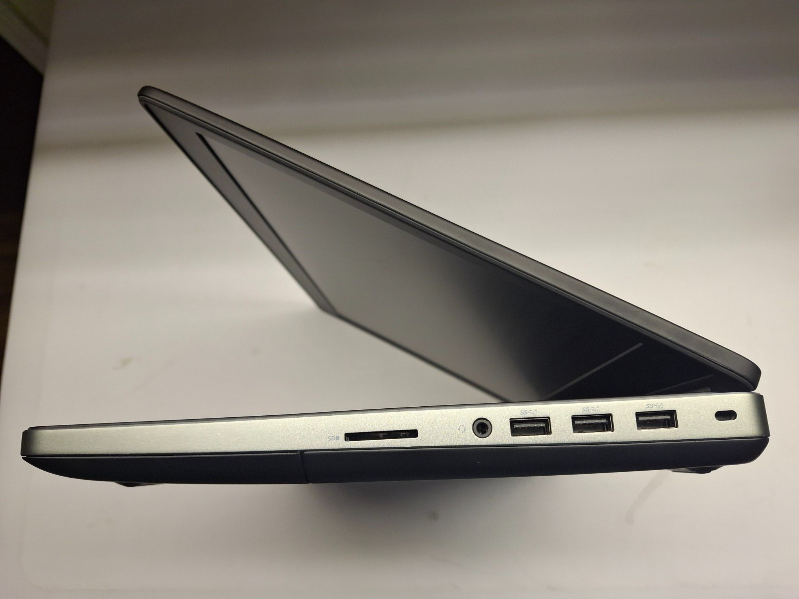 Dell Precision 7520 15.6 FHD i7-7820HQ 2.90GHz 16GB 256GB SSD Quadro M2200