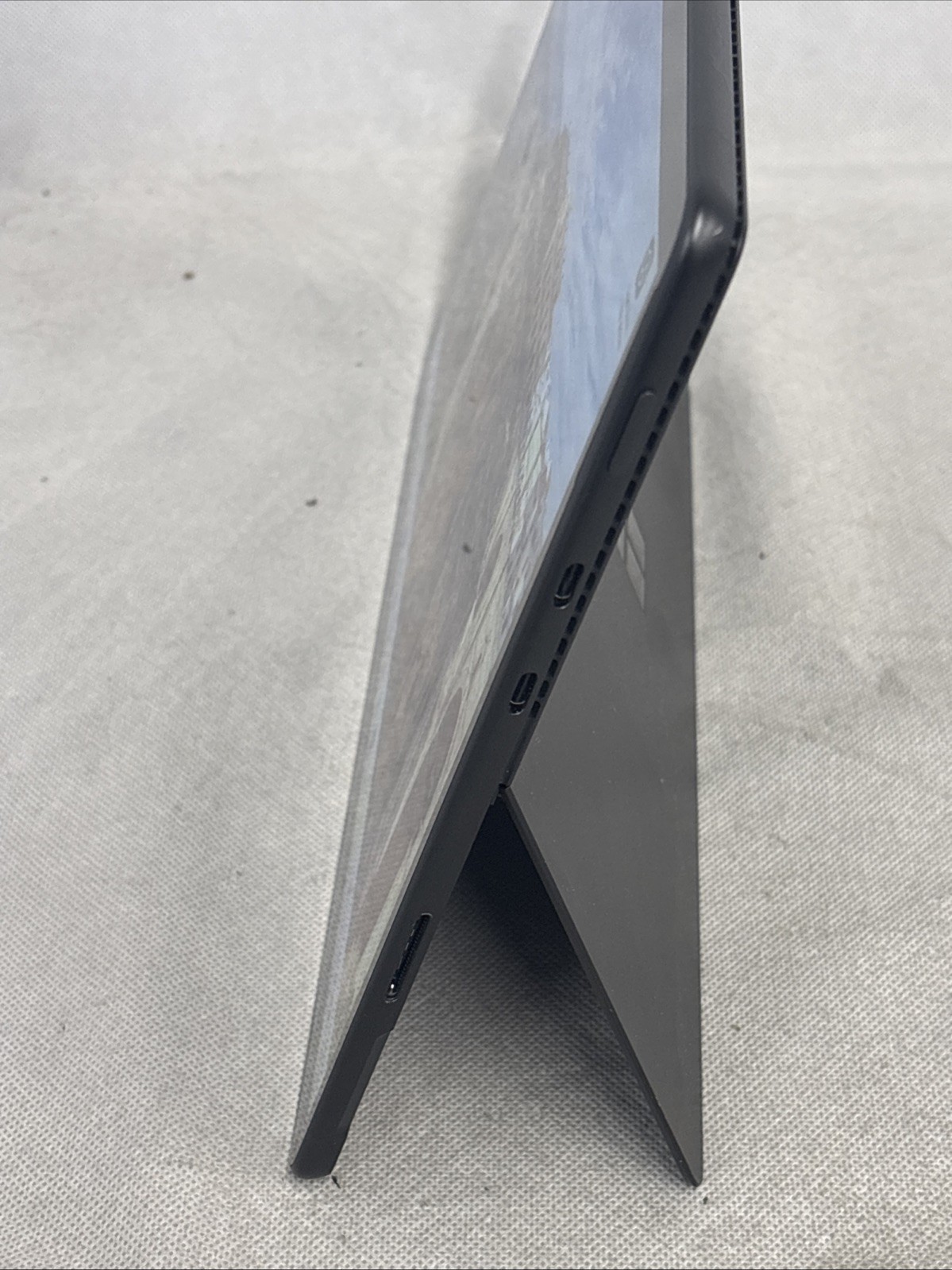 Microsoft Surface Pro 8 13″ (256GB, Intel i7 11th Gen., 16GB) Graphite