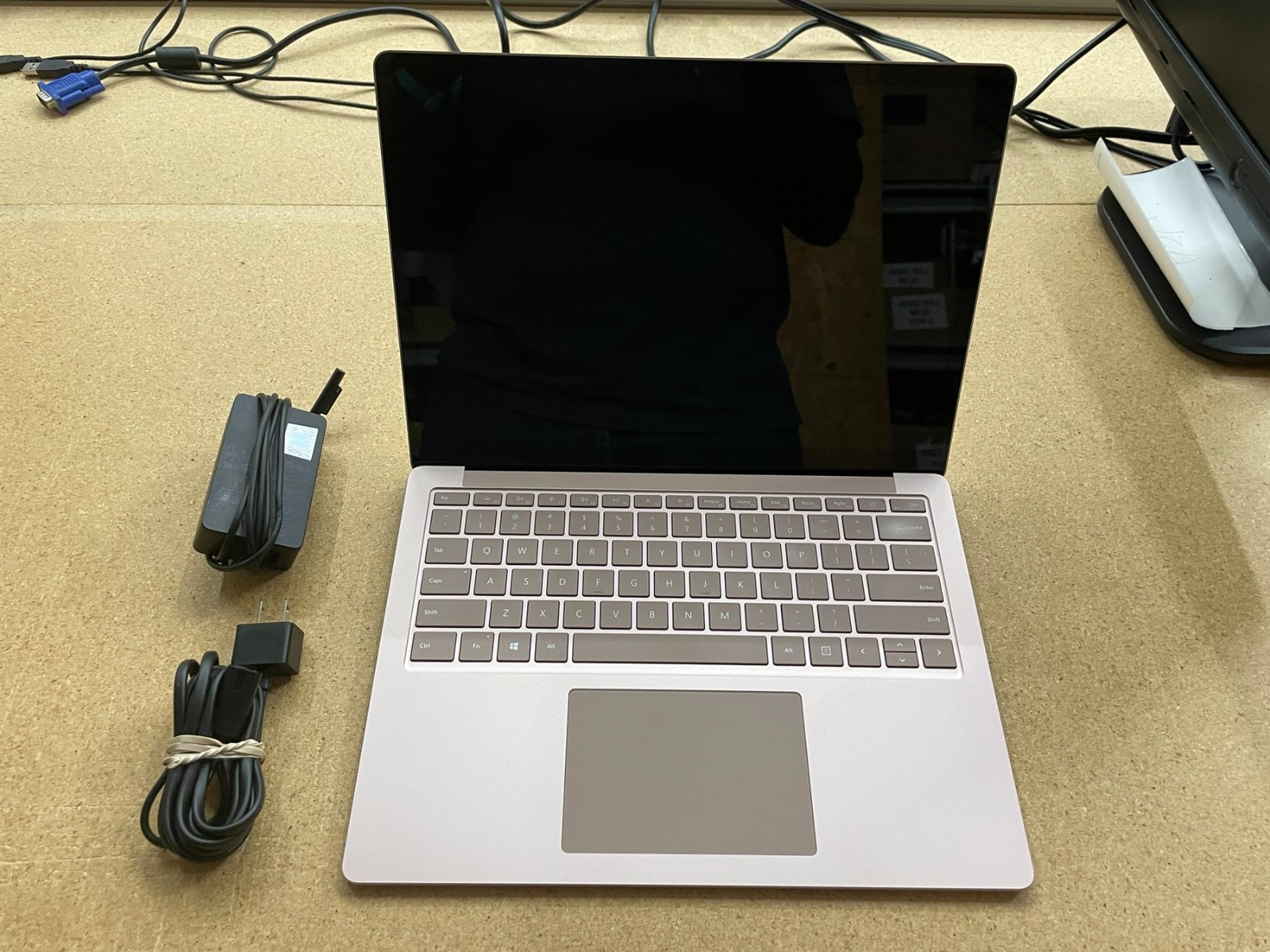 Microsoft Surface Laptop 4 13.5 inch – AMD Ryzen 5-16GB-256GB – Sandstone W11H