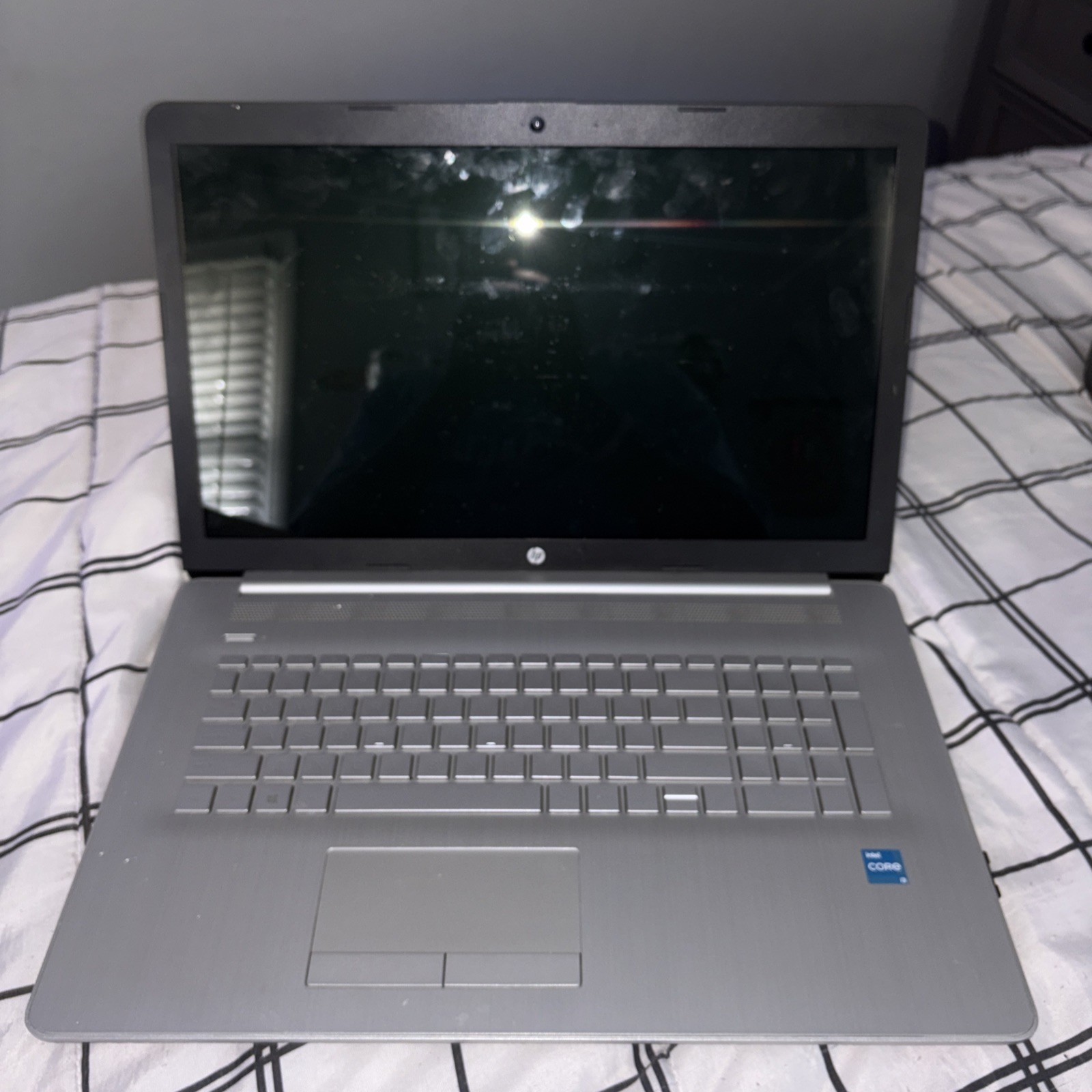 HP laptop 15-fd0xxx intel core i3 238 GB – 8 GB RAM-Message for better offers