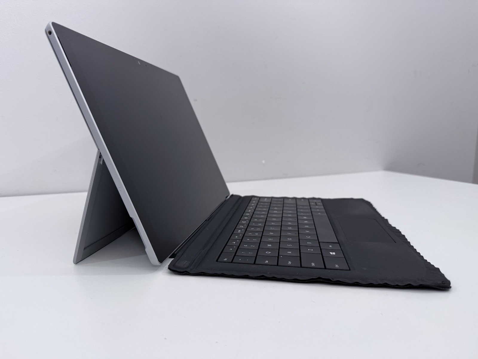 Microsoft Surface Pro 5 i7-7660U CPU @ 2.50GHz8 GB RAM 256 GB Win 10 Pro KB issu