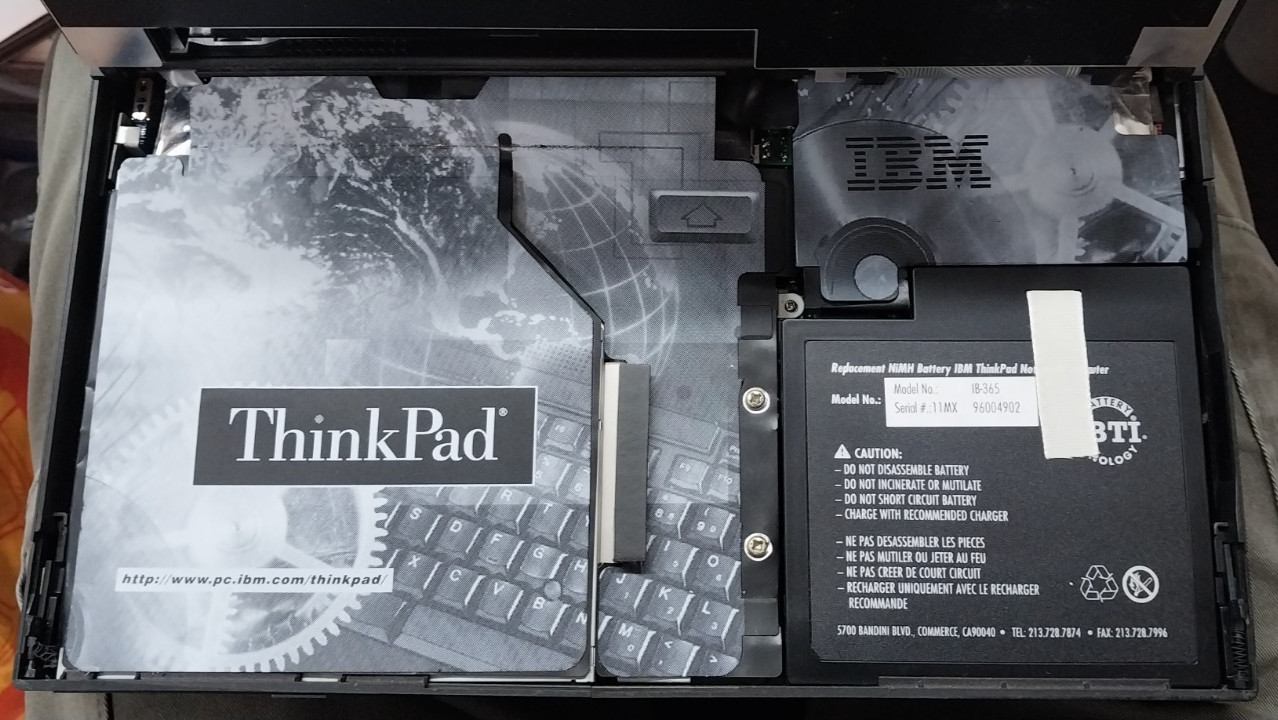 Vintage IBM ThinkPad 365XD with AC adapter & FDD boots to BIOS. Broken Hinge