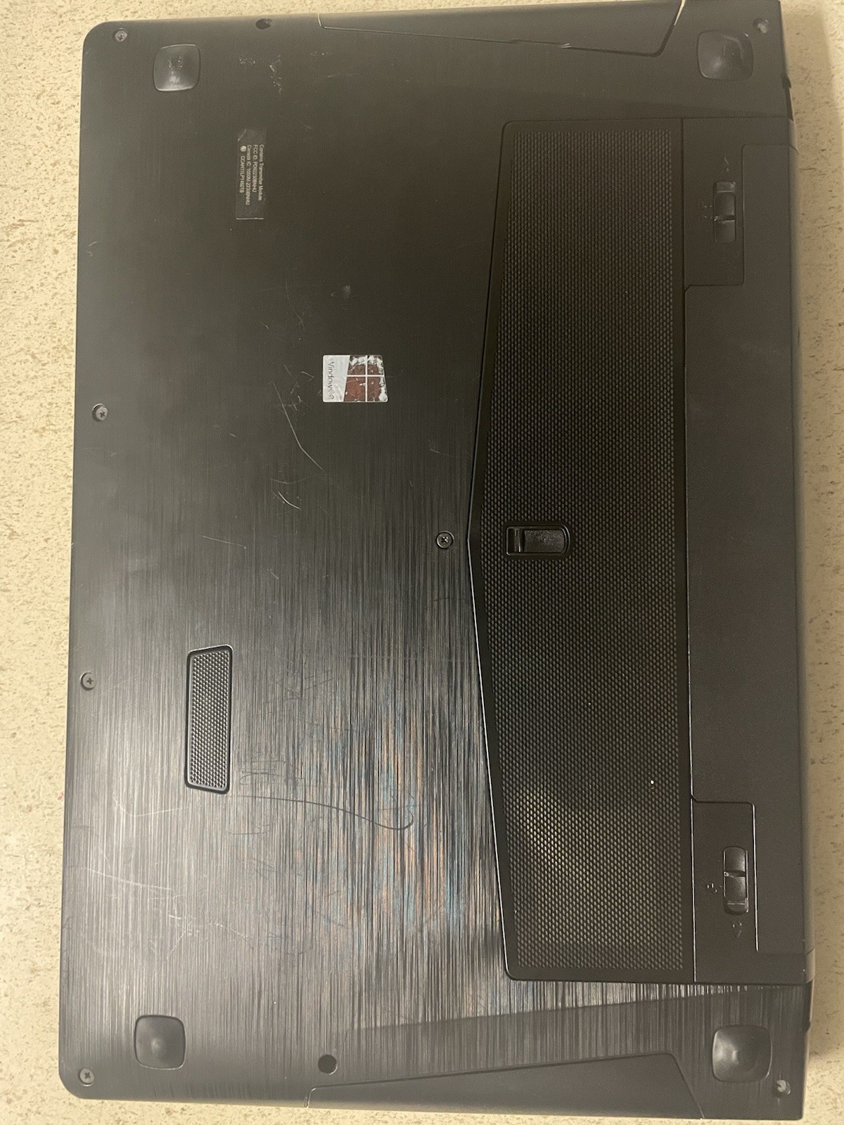 Lenovo Ideapad Y500 Gaming Laptop. 8GB Ram 1TB HDD/ Win 10/ Nvidia GeForce 750M
