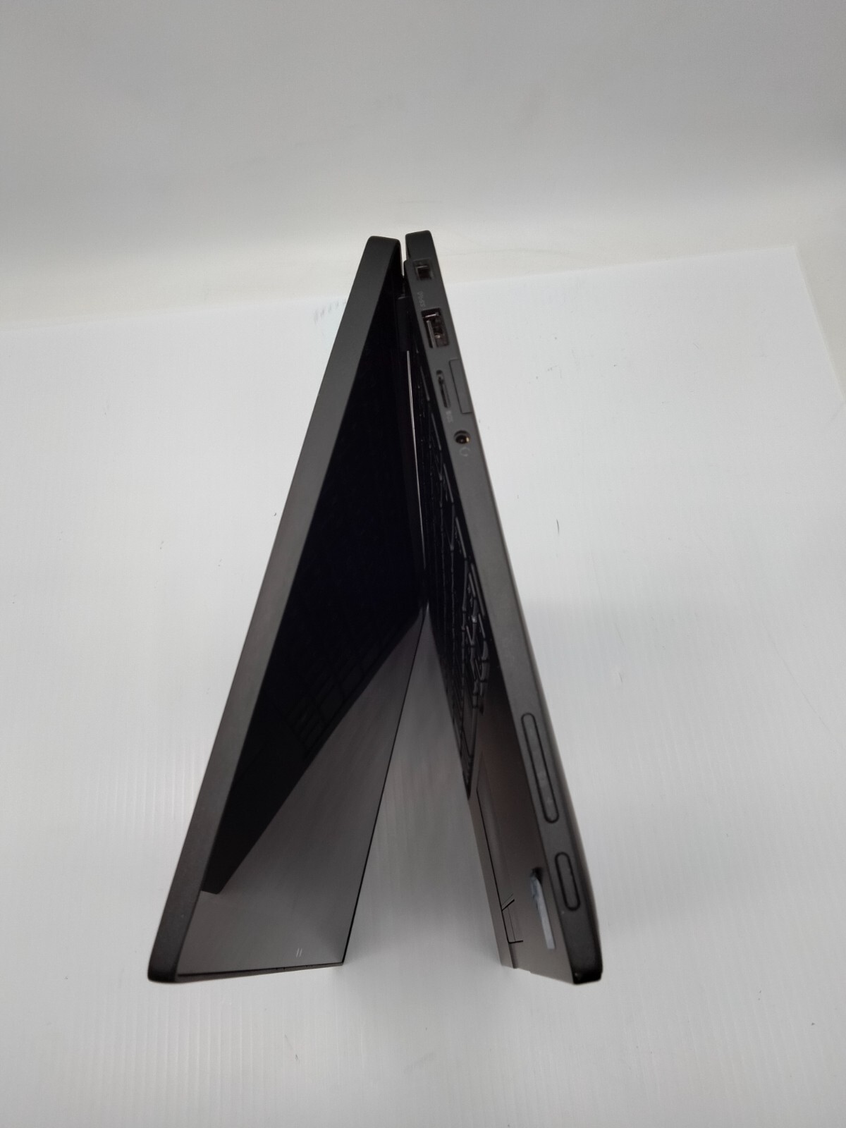 Dell Latitude 7390 2 in 1 i5-8350u 8gb Ram Boots to biosNO HDD laptop no battery