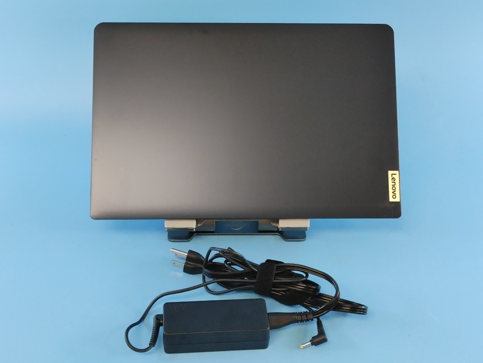 Lenovo IdeaPad 1 15AMN7 15.6″ Ryzen 5 7520U 8GB DDR5 256GB SSD