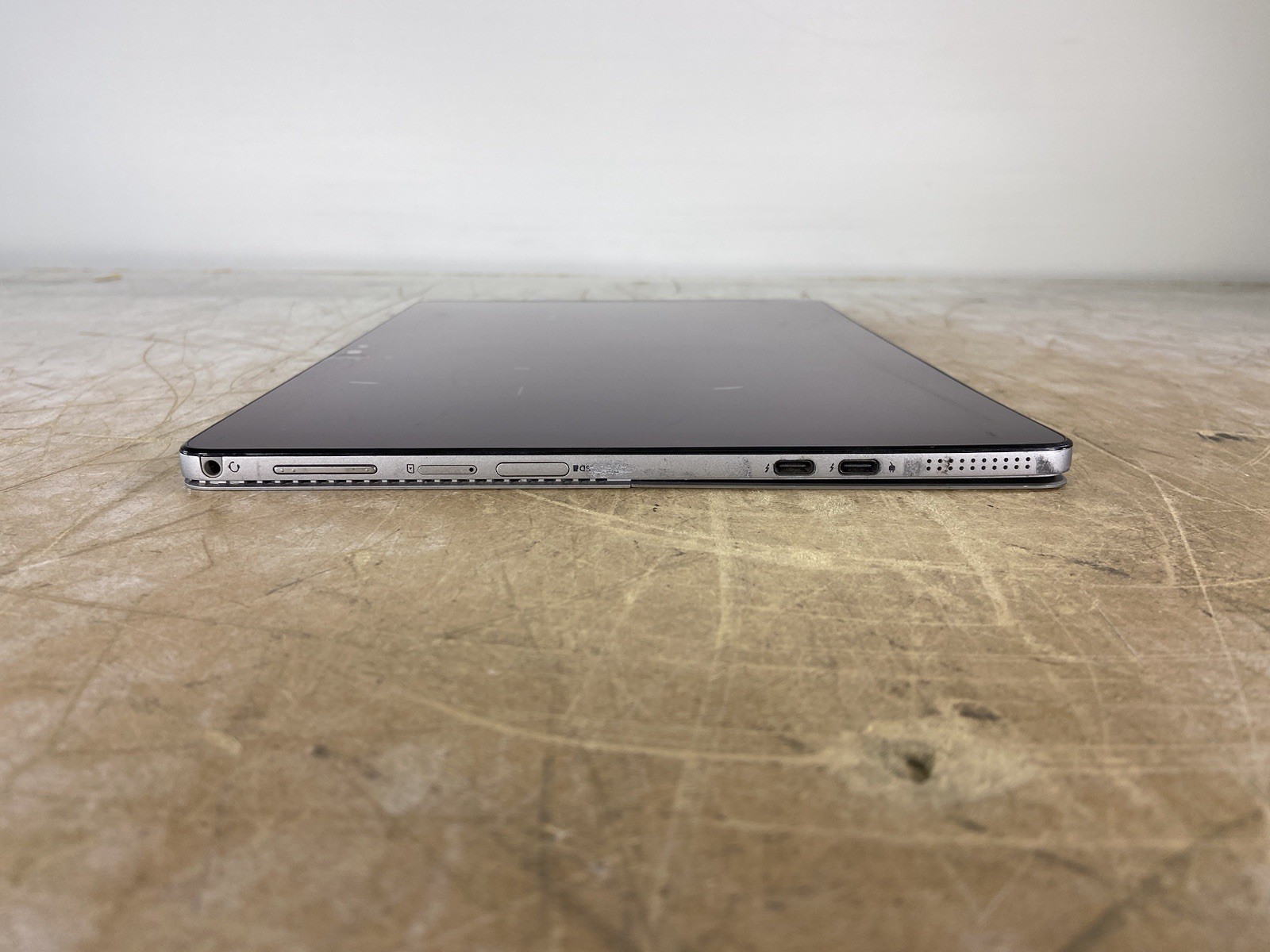 DELL LATITUDE 7200 2-IN-1 i5-8365U @ 1.60GHz, 8GB RAM, NO HDD/OS – (FOR PARTS)