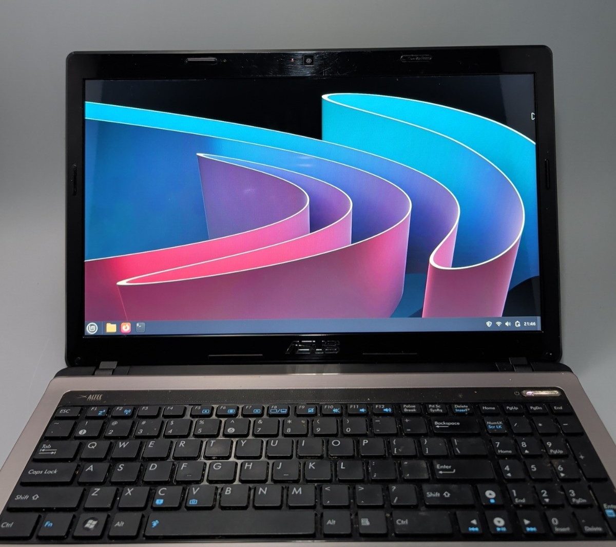 ASUS K53E- PENTIUM B940@2.0Ghz/8GB RAM/160GB SSD/WiFi/Linux Mint