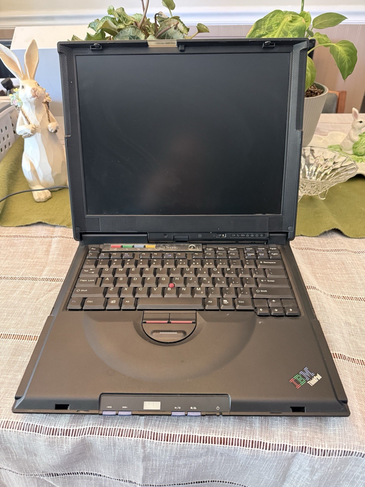 IBM ThinkPad i Series 2621-460 Laptop – Floppy, Serial, CD, BOOTS, BAD HDD