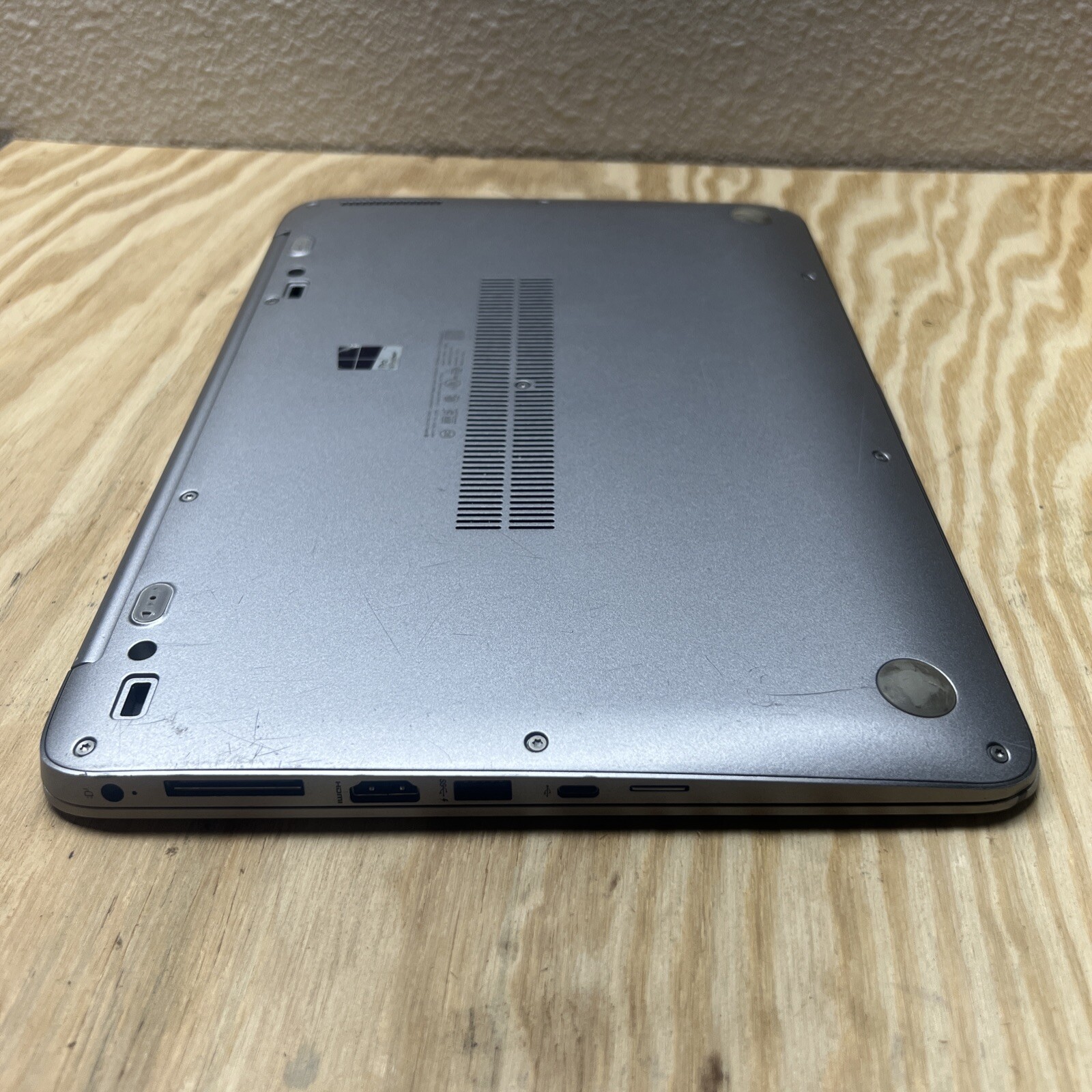 HP EliteBook Folio 1040 G3 Core i5-6300U 2.4 GHz 8 GB 256 GB SSD Windows 10 Pro