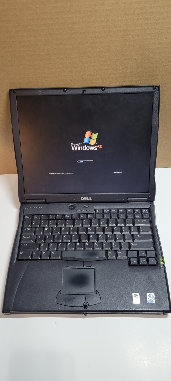Dell Latitude 1GHz, 256MB, 18.6 GB HHD, BROKEN HINGES