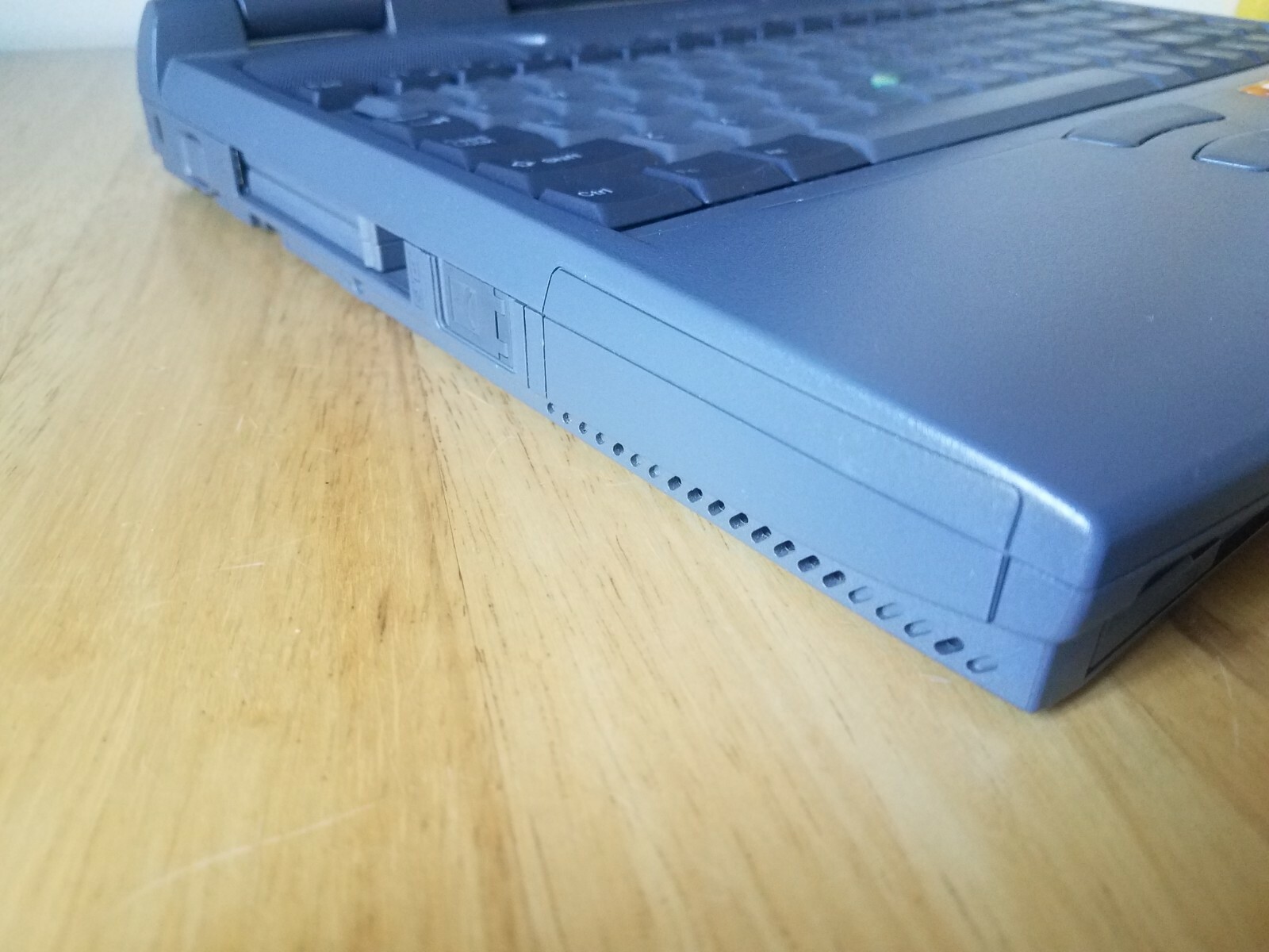 Toshiba Satellite 2595CDT 12.1” TFT(Intel Celeron @ 400MHz,128MB Ram,40GB HDD)