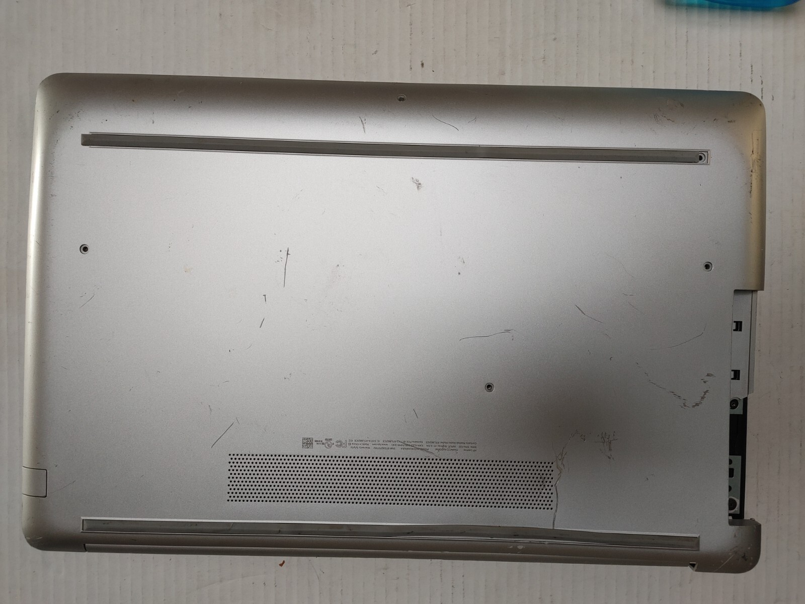 HP 17-by0xxx Core i3-8130U@ 2.20GHz , NO RAM ,NO HD , Bad screen ,for parts only